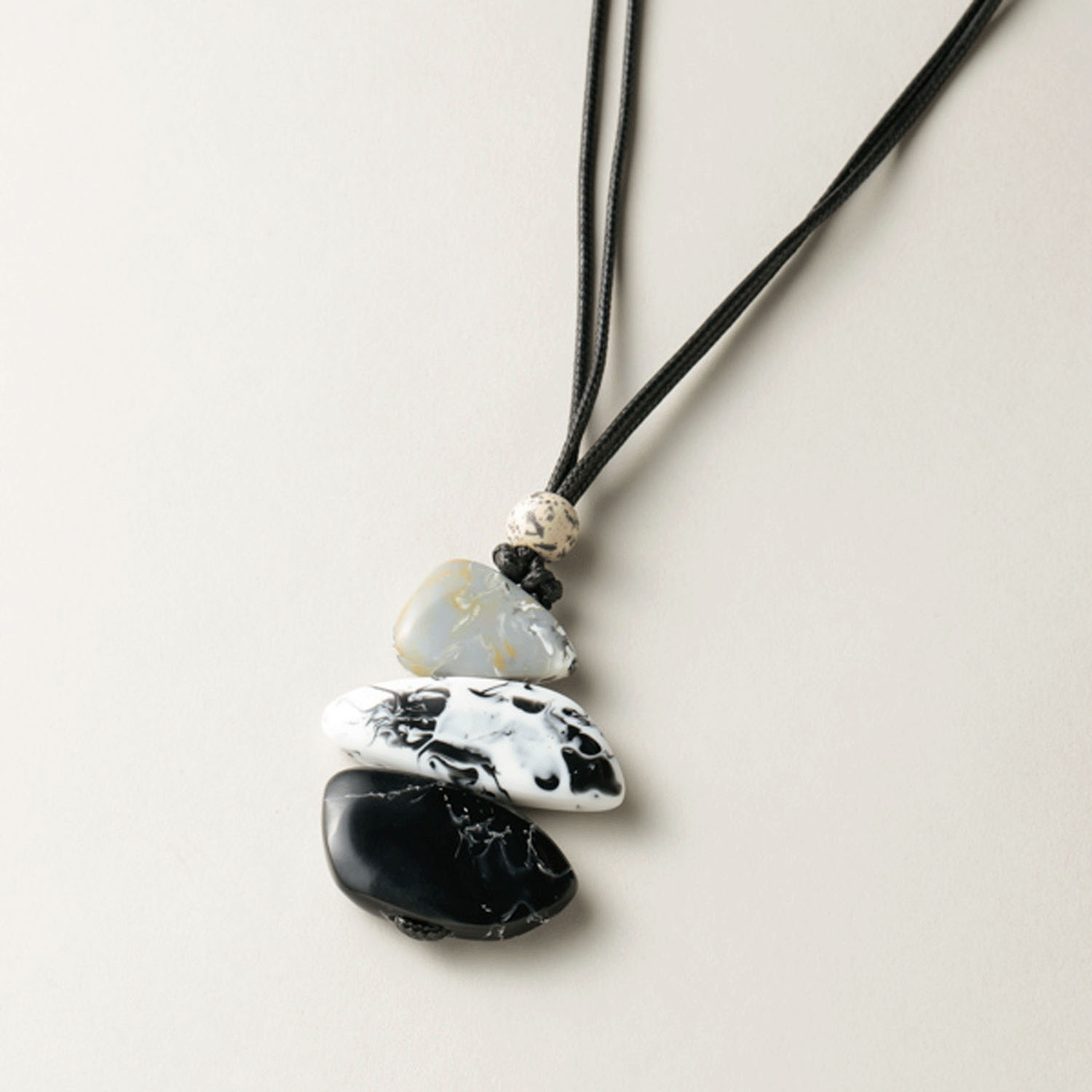 レジンスリーストーンモノトーンネックレス