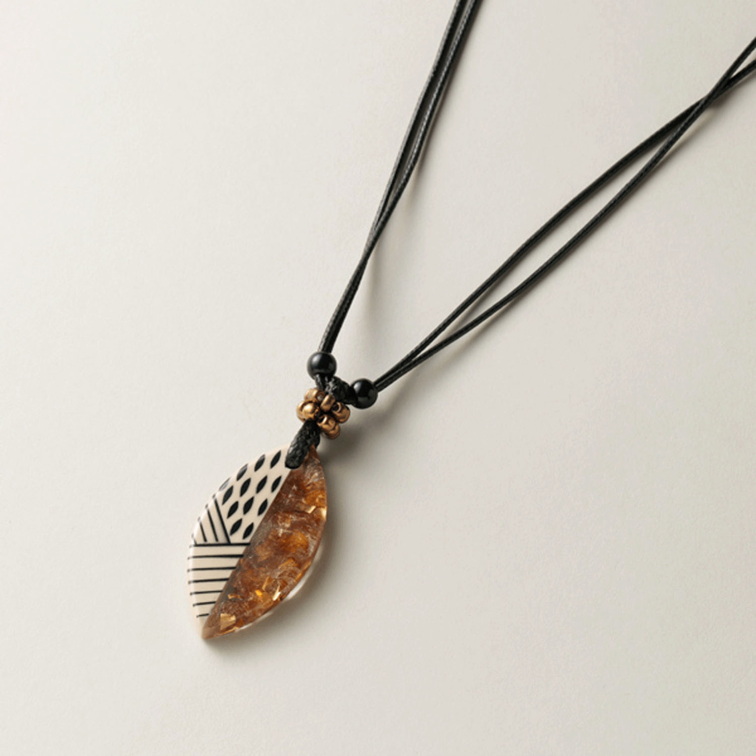 レジンリーフモチーフネックレス