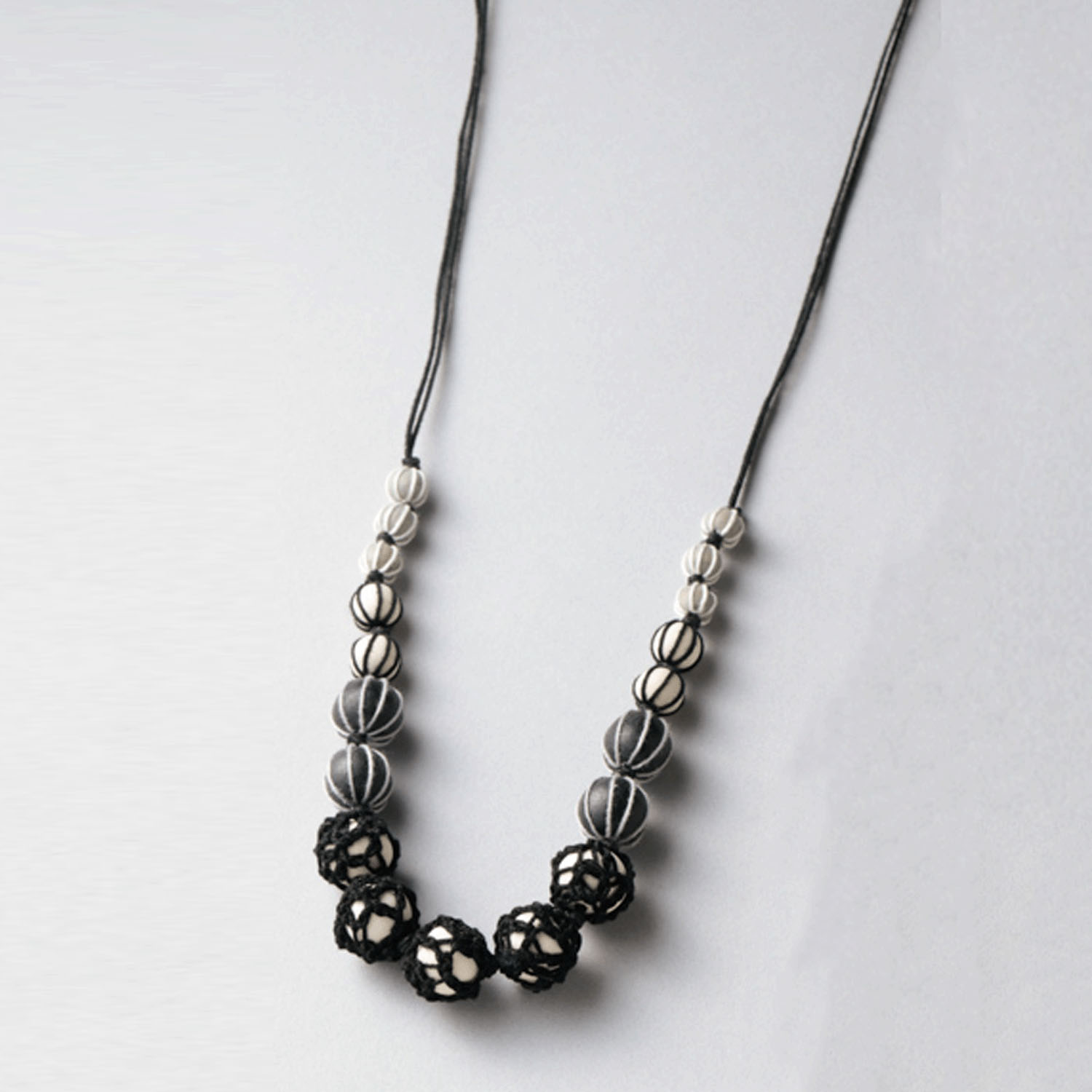 ウッドボールクロシェネックレス