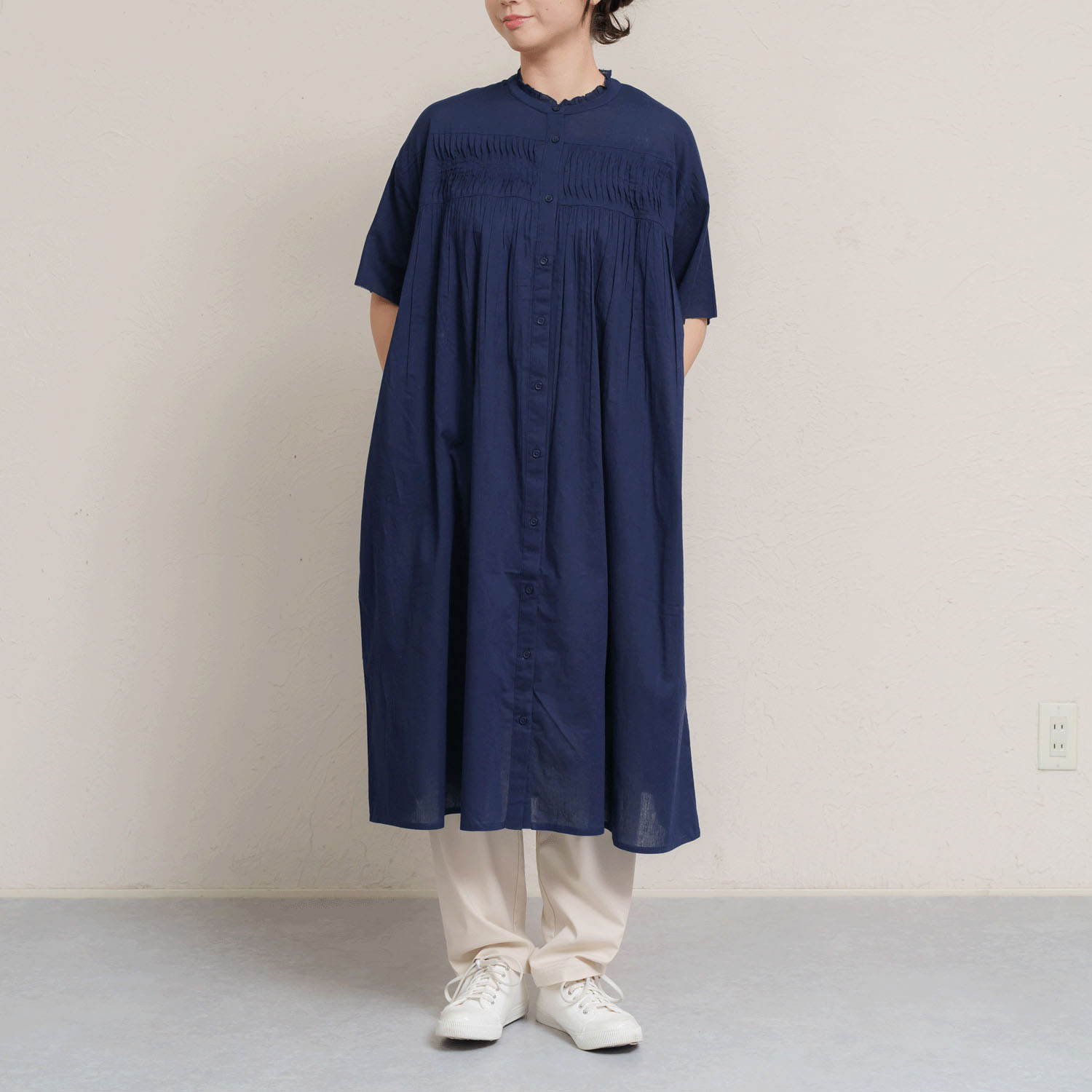 胸元ウェーブピンタック前開きワンピース - 画像15