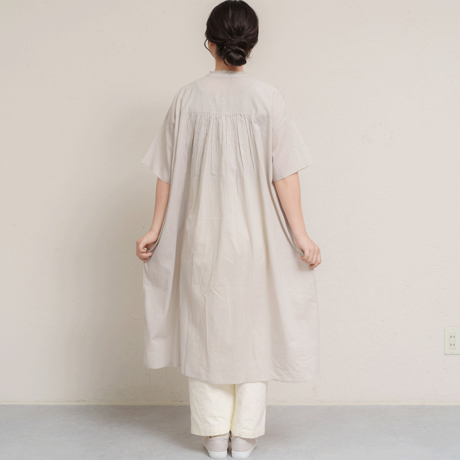 胸元ウェーブピンタック前開きワンピース - 画像4