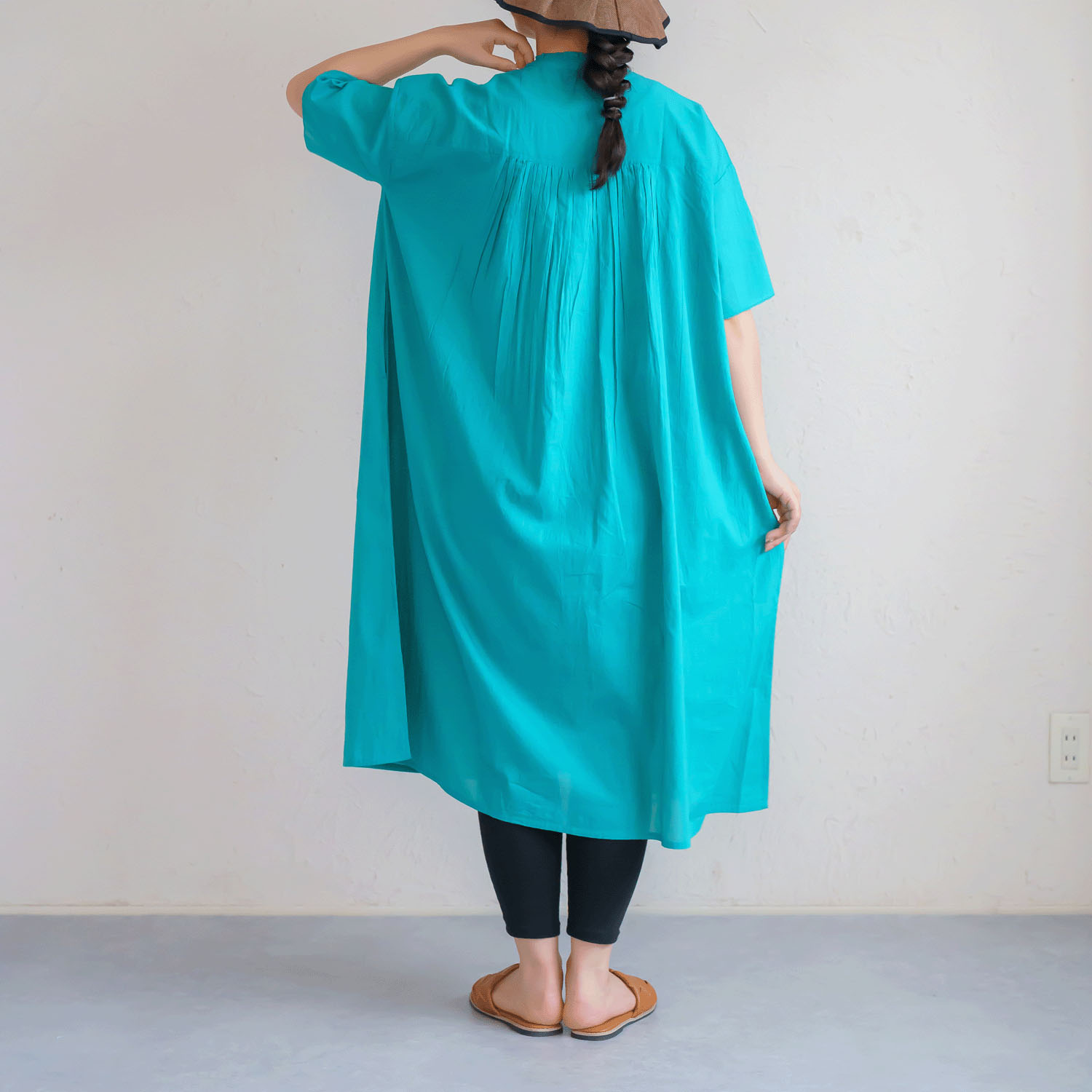 胸元ウェーブピンタック前開きワンピース - 画像9