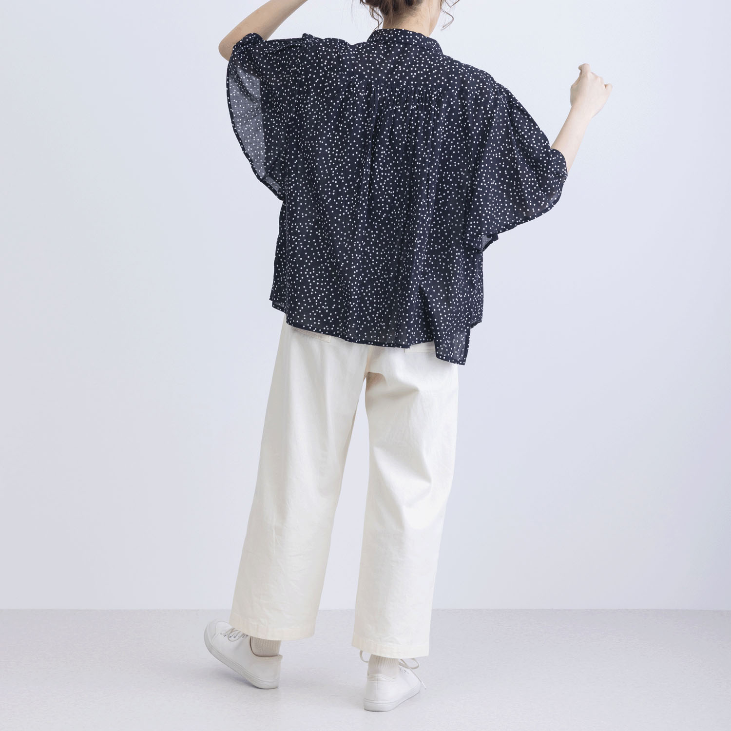 ドットプリントフレアースリーブ5分袖ブラウス - 画像4