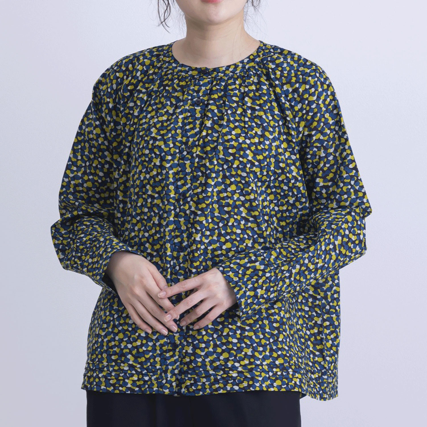 ランダムドットプリント前開きブラウス