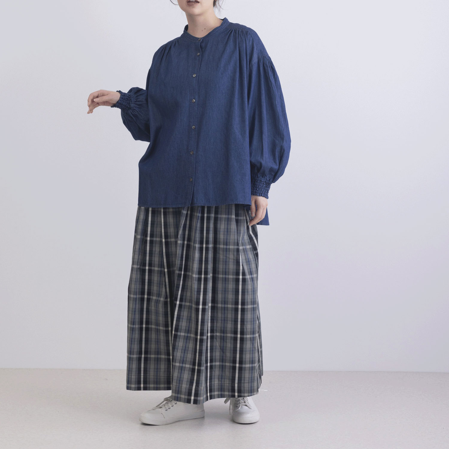 袖口シャーリング前開きデニムブラウス - 画像11