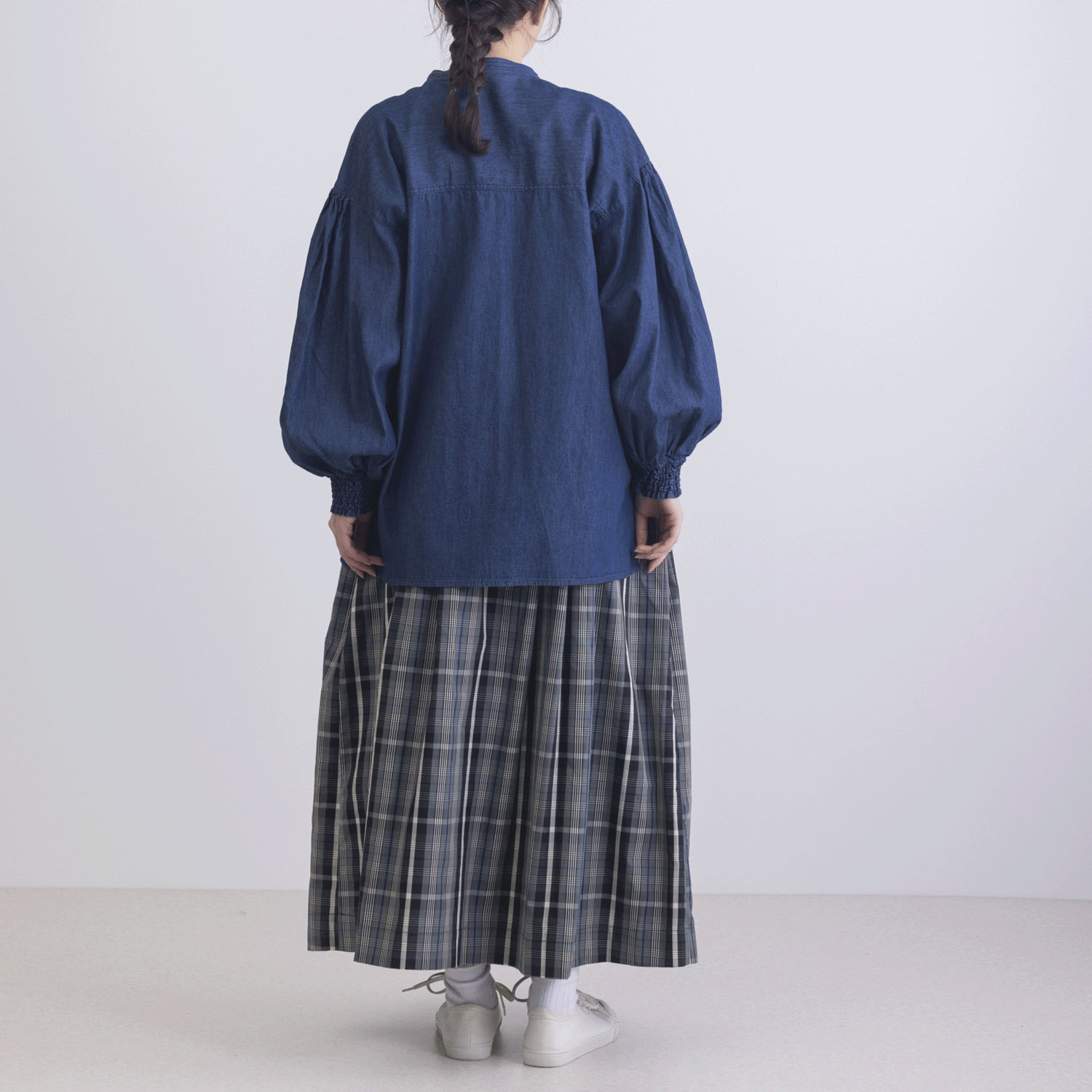 袖口シャーリング前開きデニムブラウス - 画像12