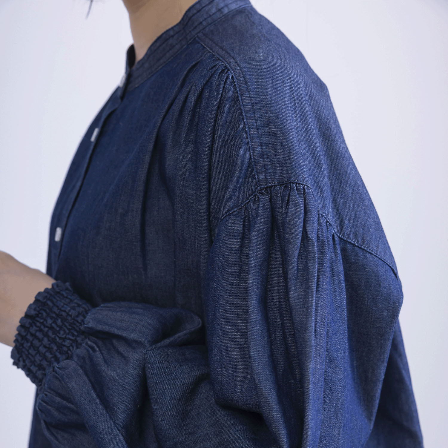 袖口シャーリング前開きデニムブラウス - 画像14