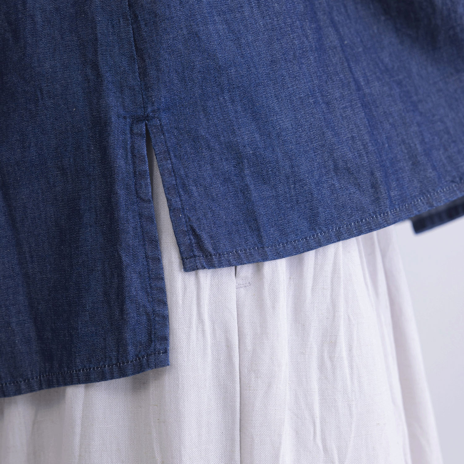 袖口シャーリング前開きデニムブラウス - 画像15