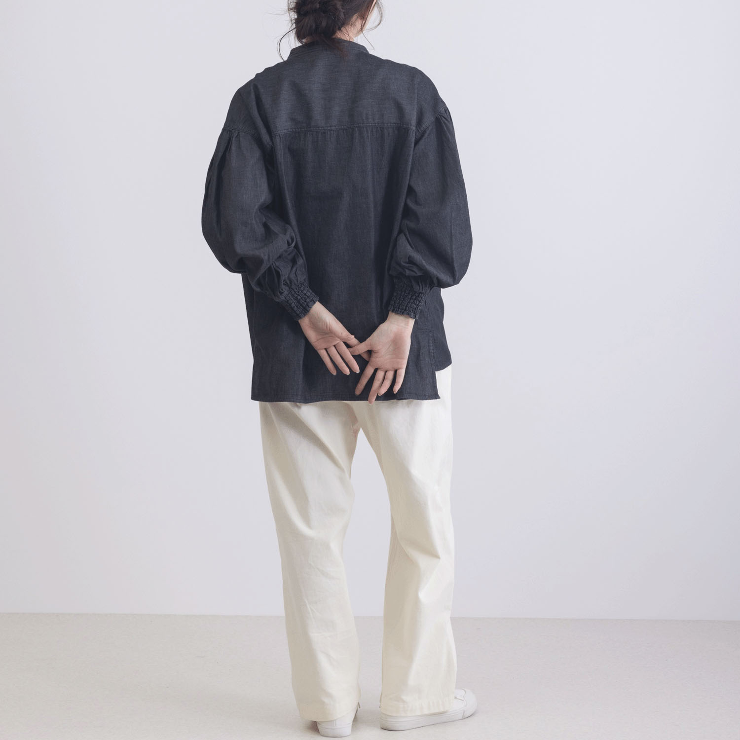 袖口シャーリング前開きデニムブラウス - 画像4