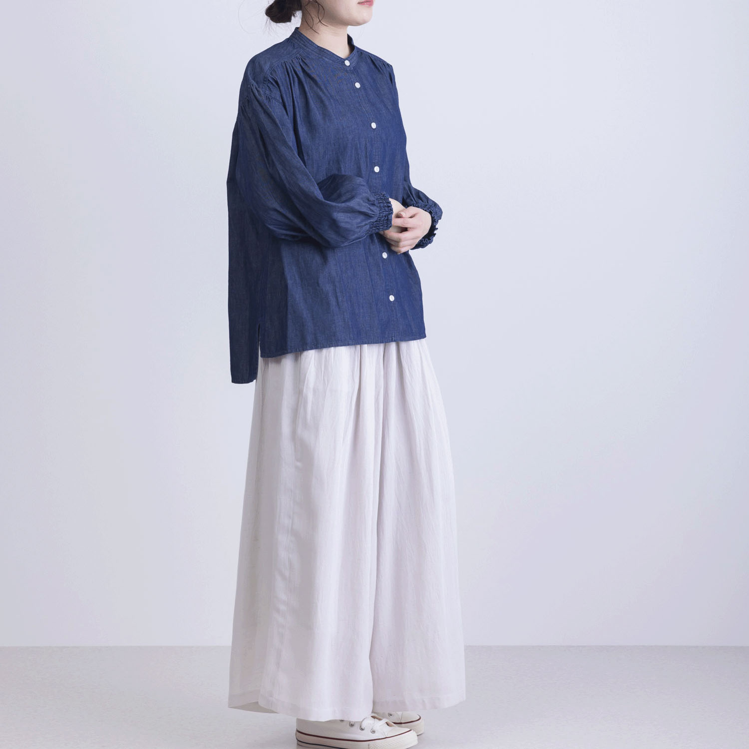 袖口シャーリング前開きデニムブラウス - 画像9