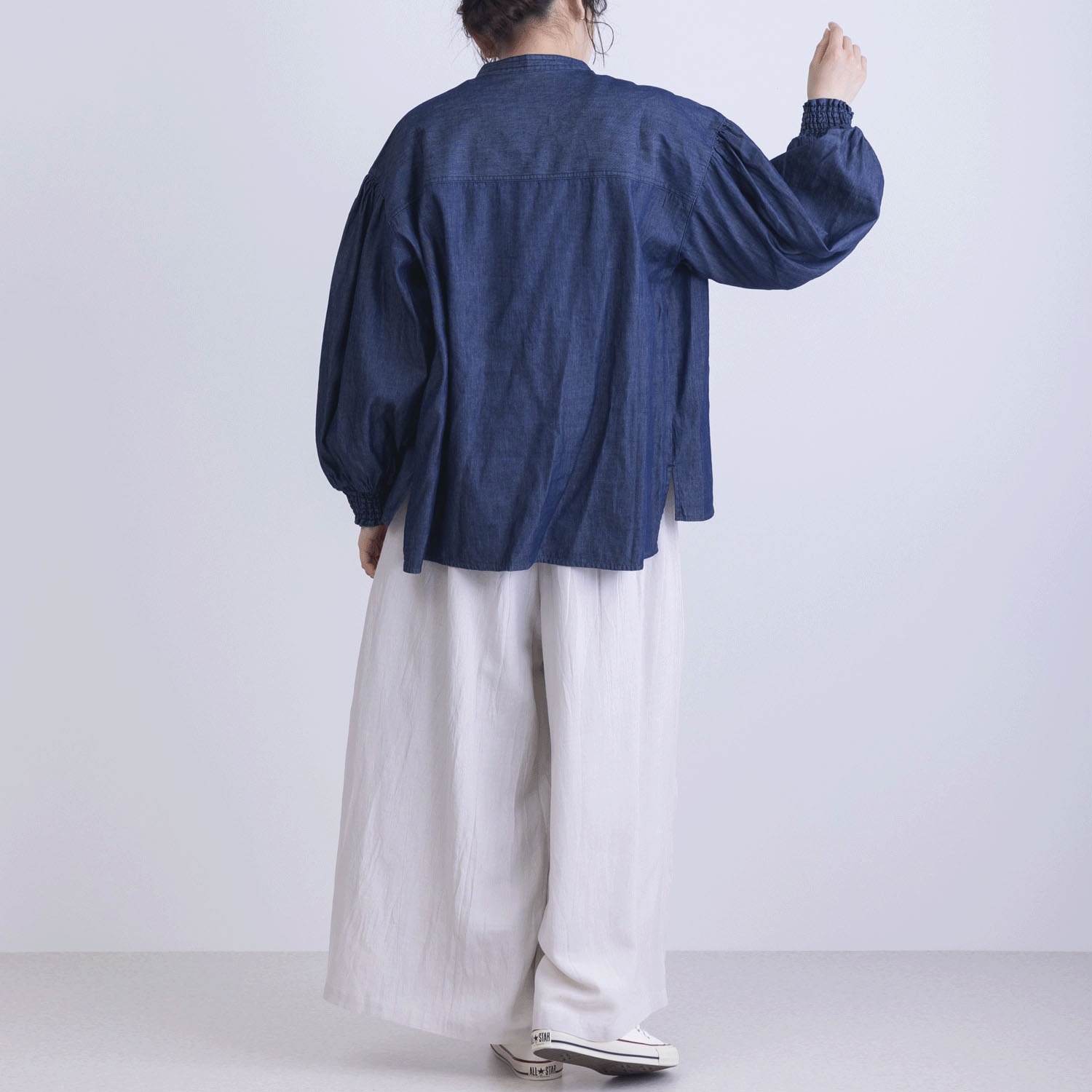 袖口シャーリング前開きデニムブラウス - 画像10