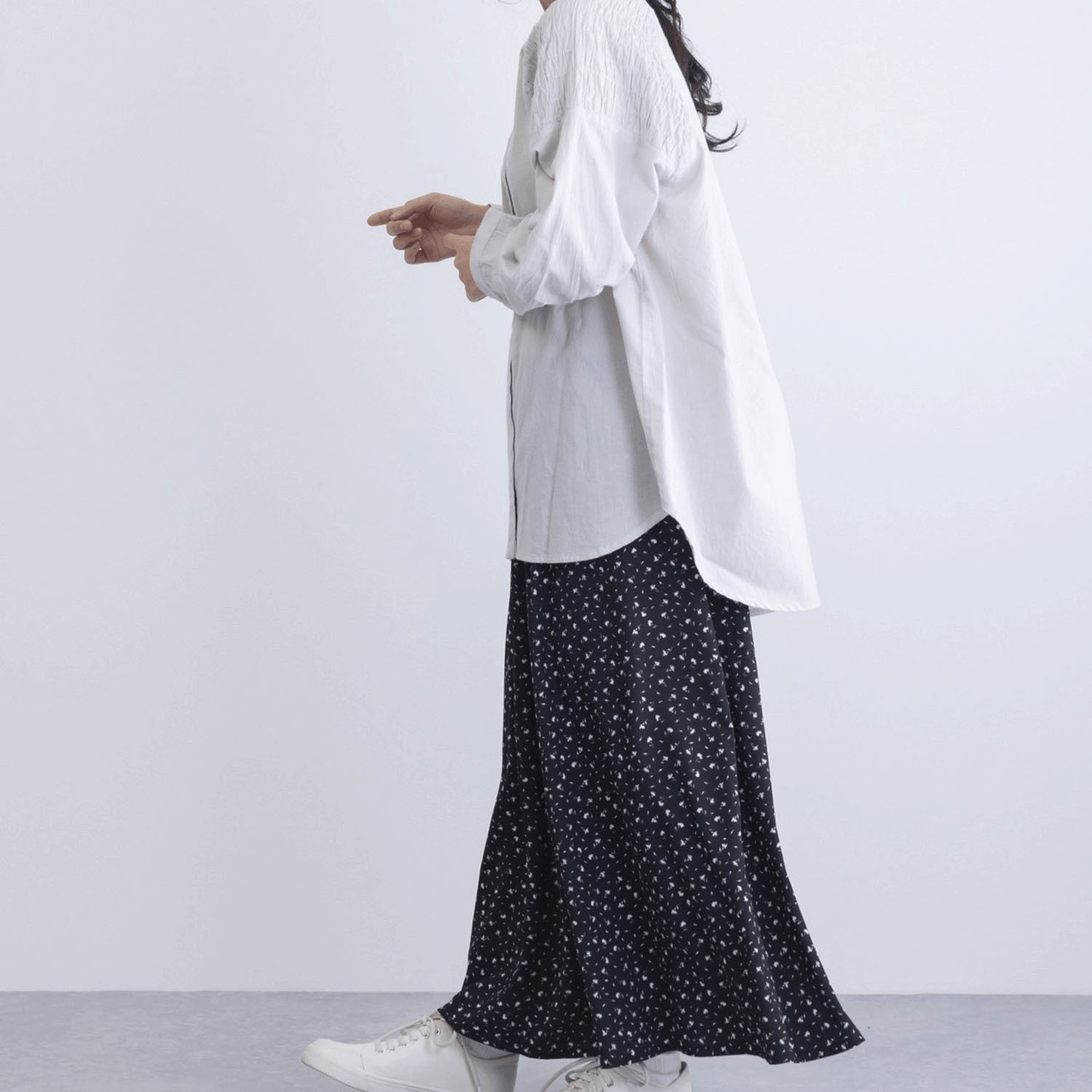 肩シャーリング無地シャツブラウス - 画像11