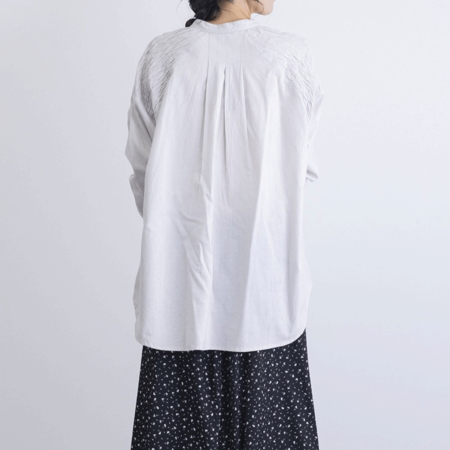 肩シャーリング無地シャツブラウス - 画像12