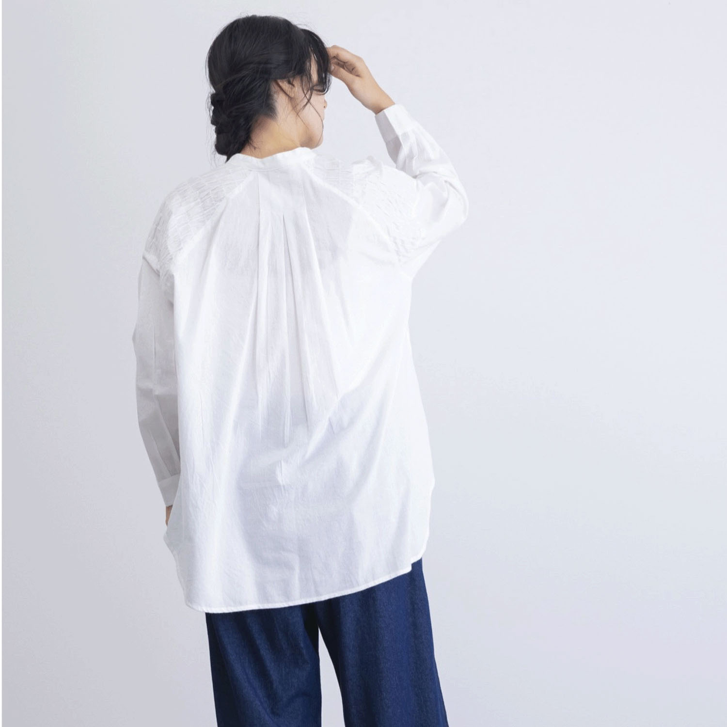 肩シャーリング無地シャツブラウス - 画像4
