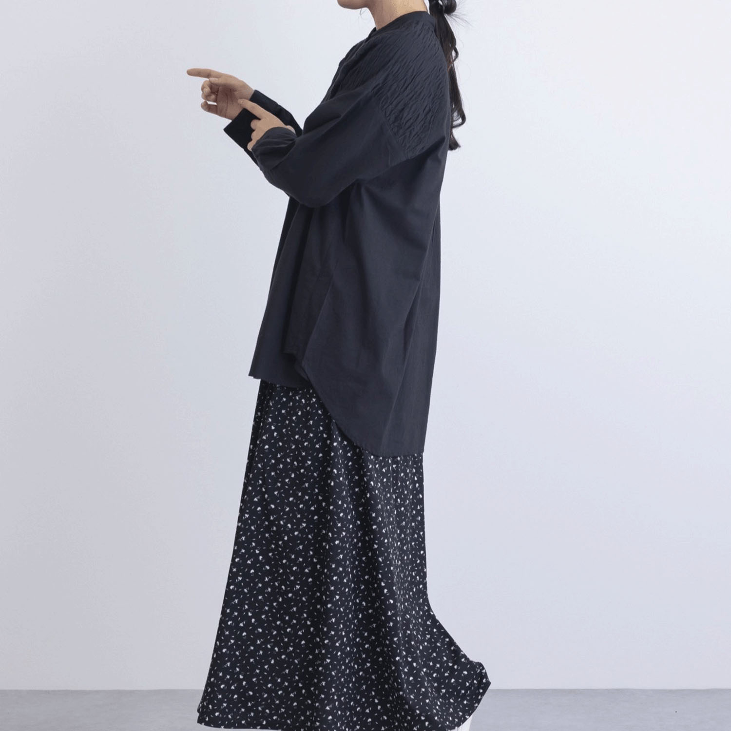 肩シャーリング無地シャツブラウス - 画像7