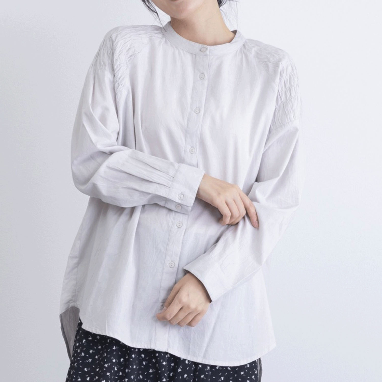 肩シャーリング無地シャツブラウス - 画像1