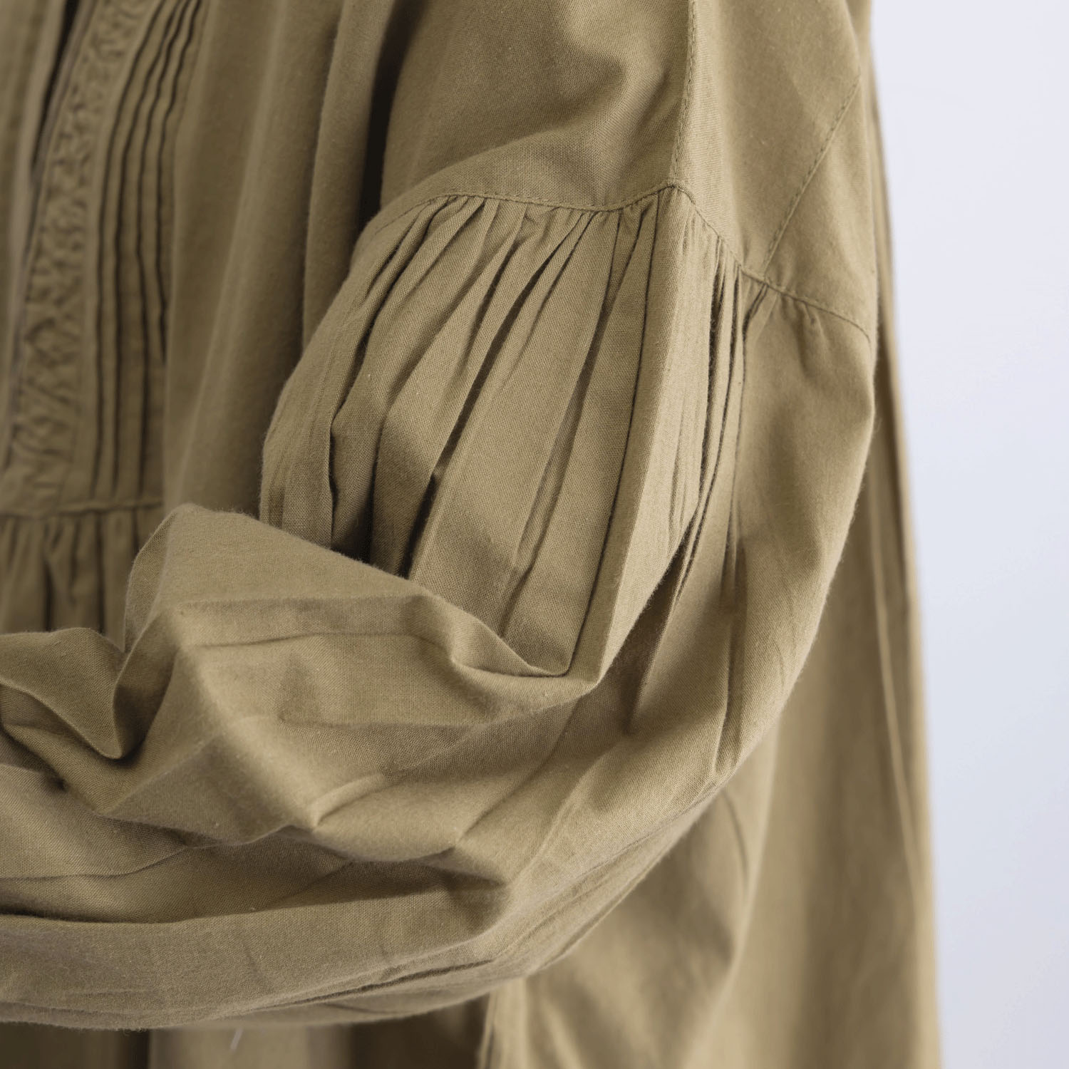 胸元シャーリング＆ピンタックブラウス - 画像12