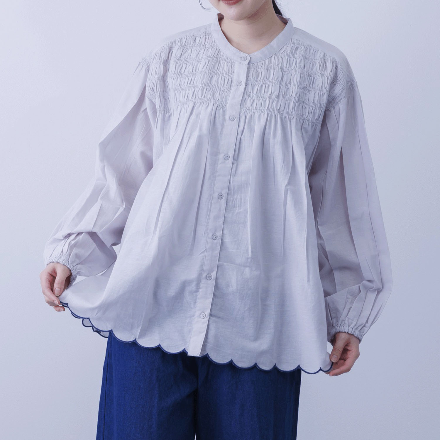 胸元シャーリング裾スカラップブラウス - 画像2