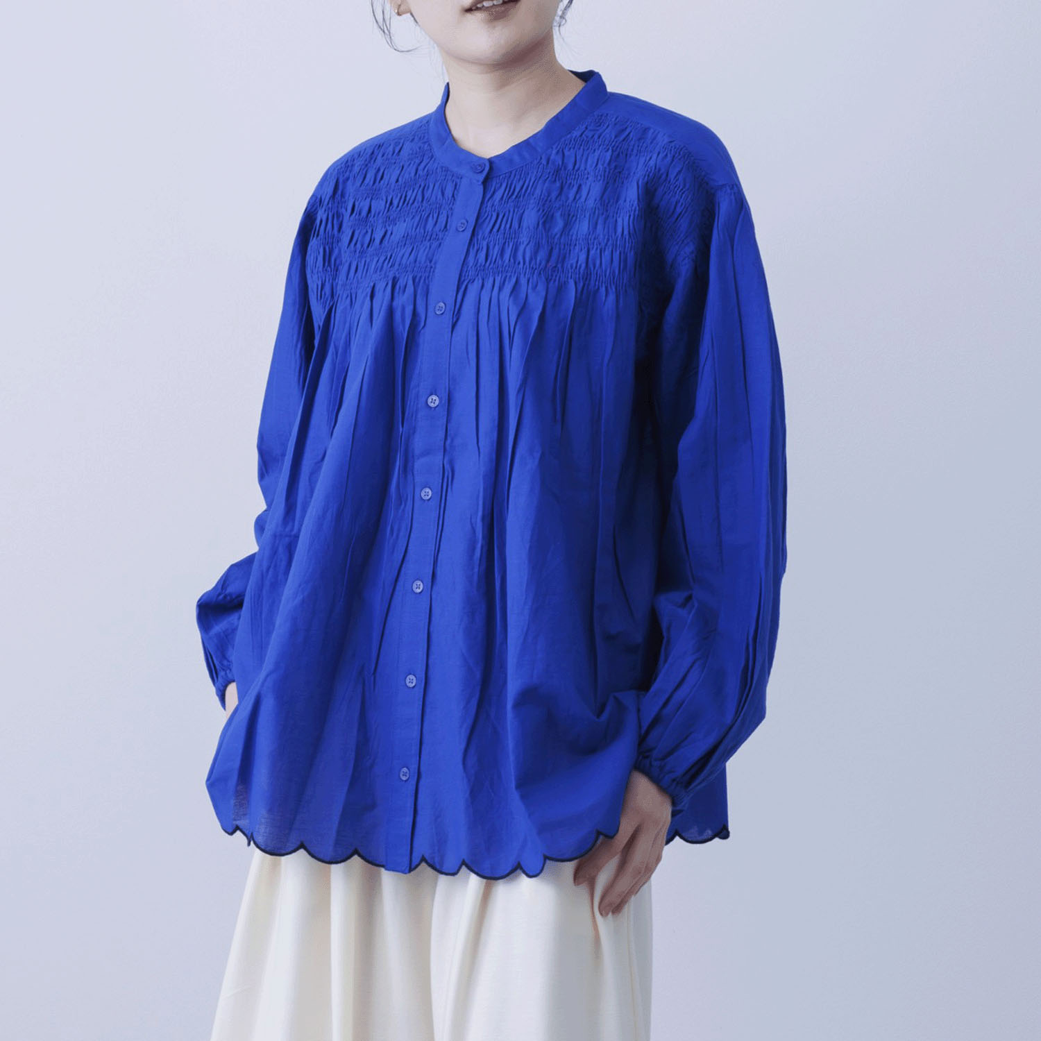 胸元シャーリング裾スカラップブラウス - 画像12