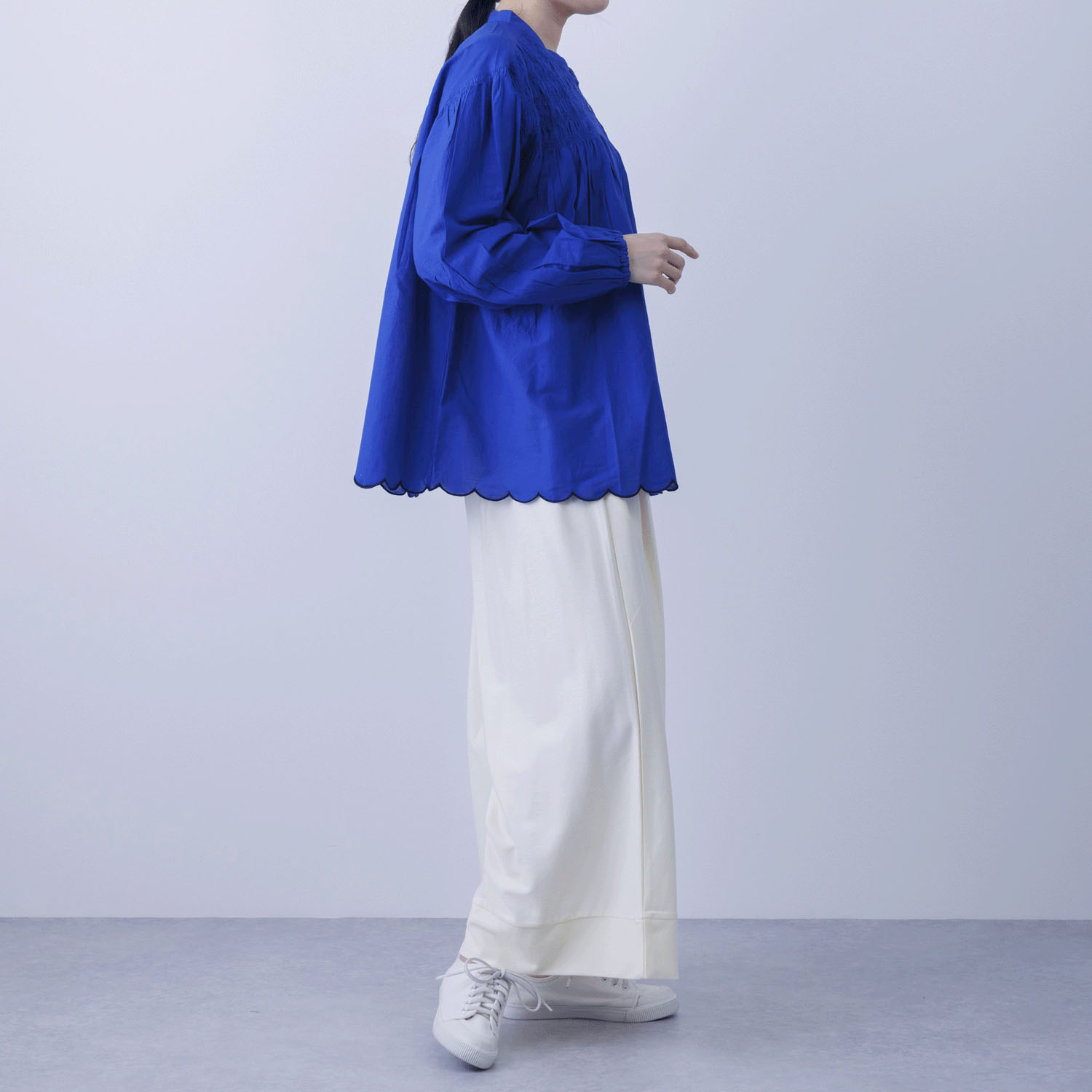 胸元シャーリング裾スカラップブラウス - 画像13