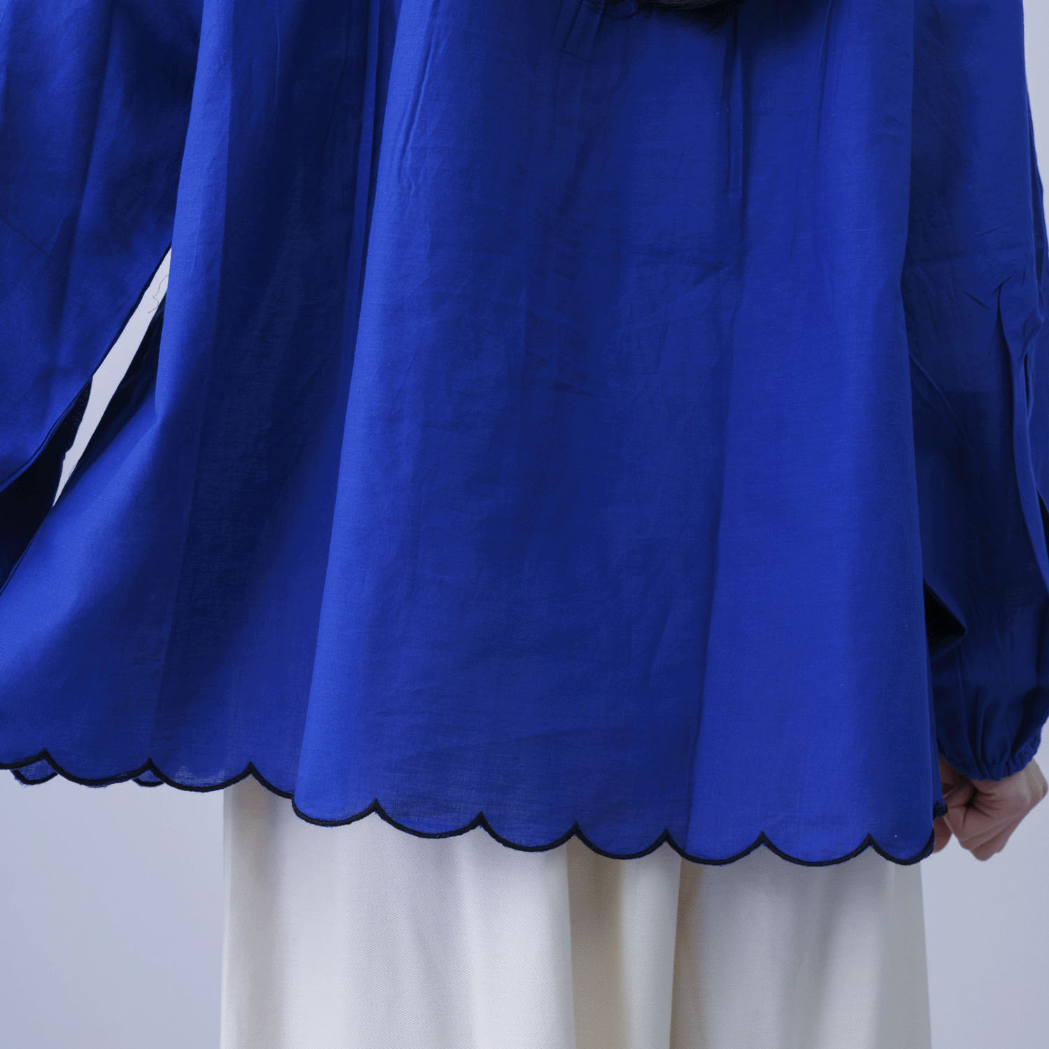 胸元シャーリング裾スカラップブラウス - 画像17