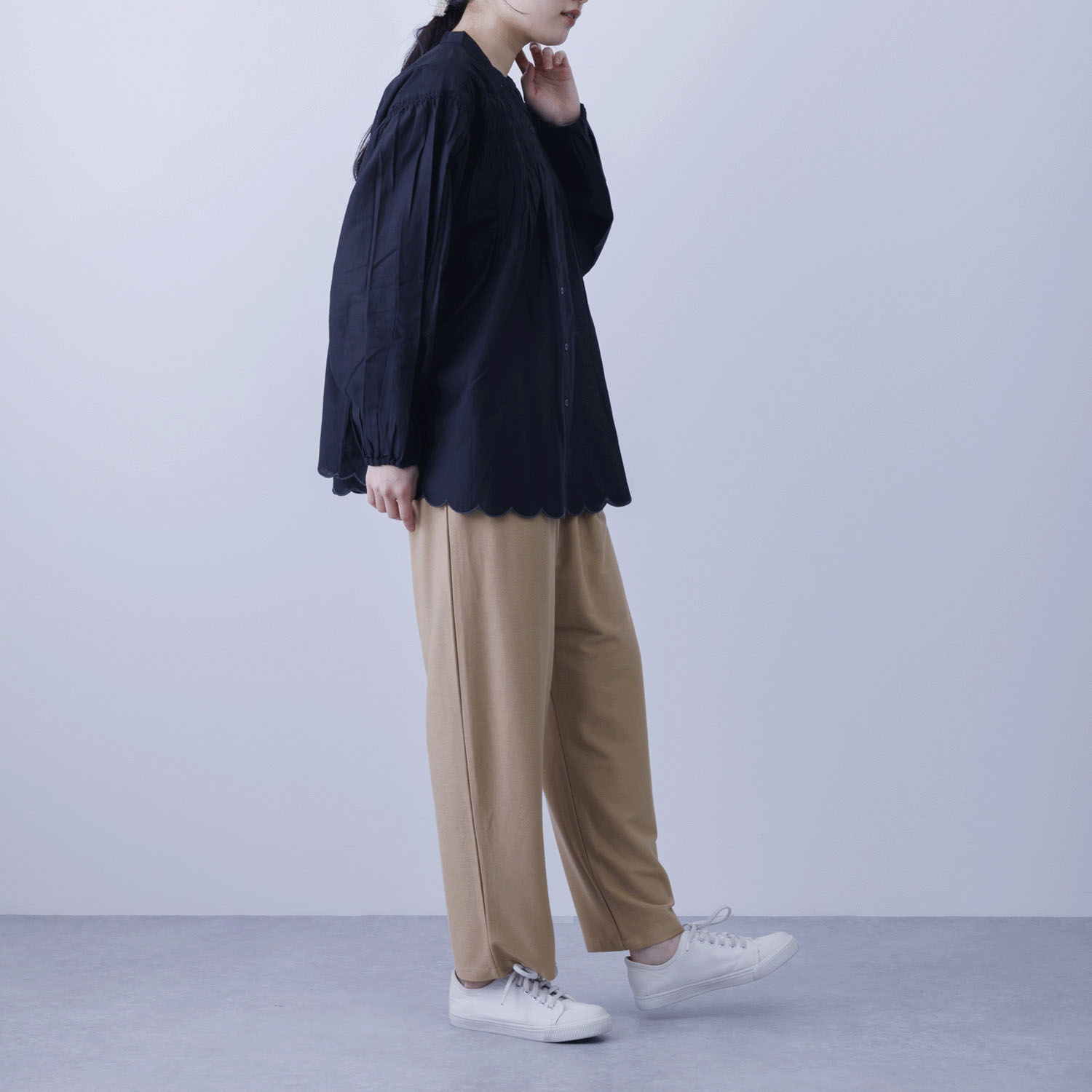 胸元シャーリング裾スカラップブラウス - 画像8