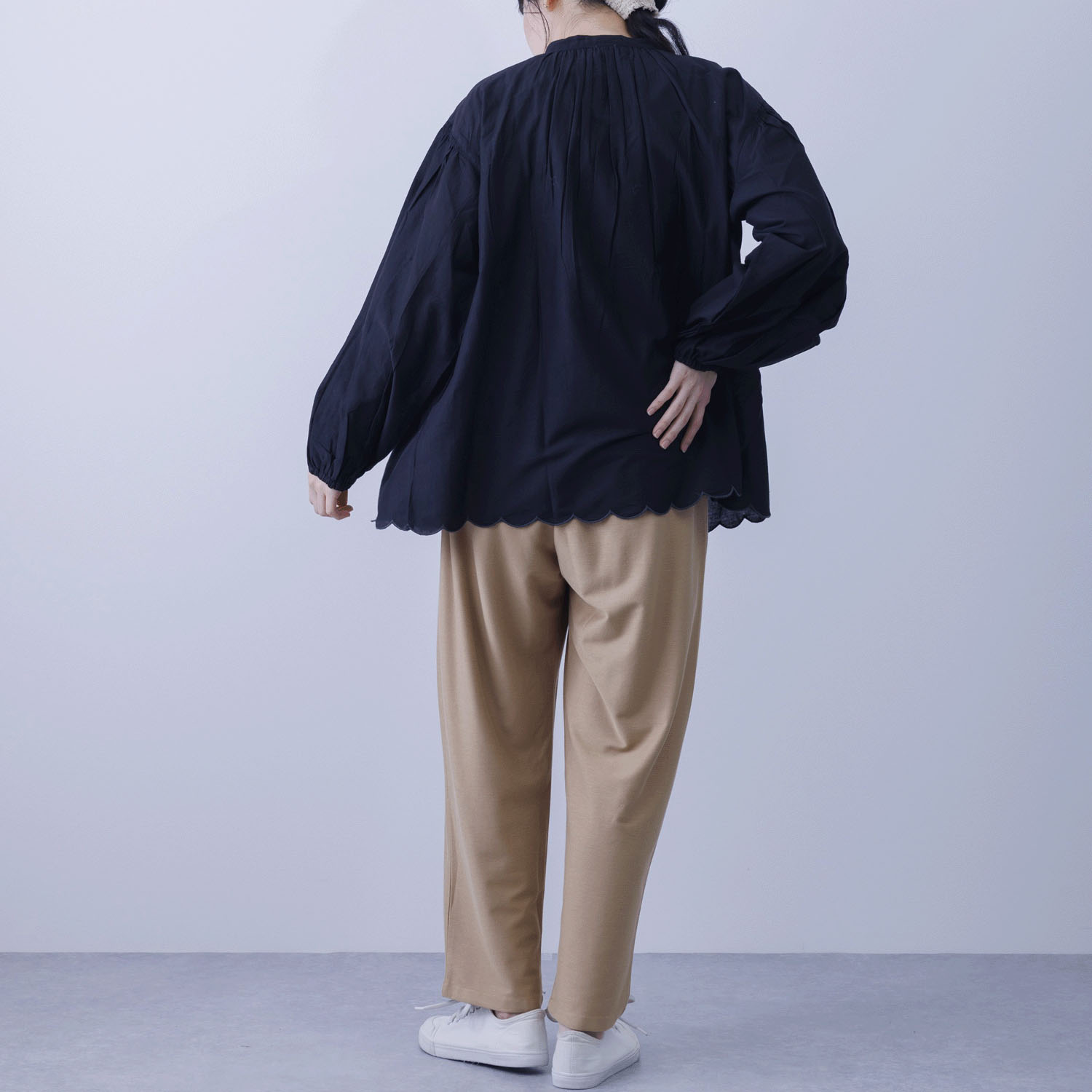 胸元シャーリング裾スカラップブラウス - 画像9