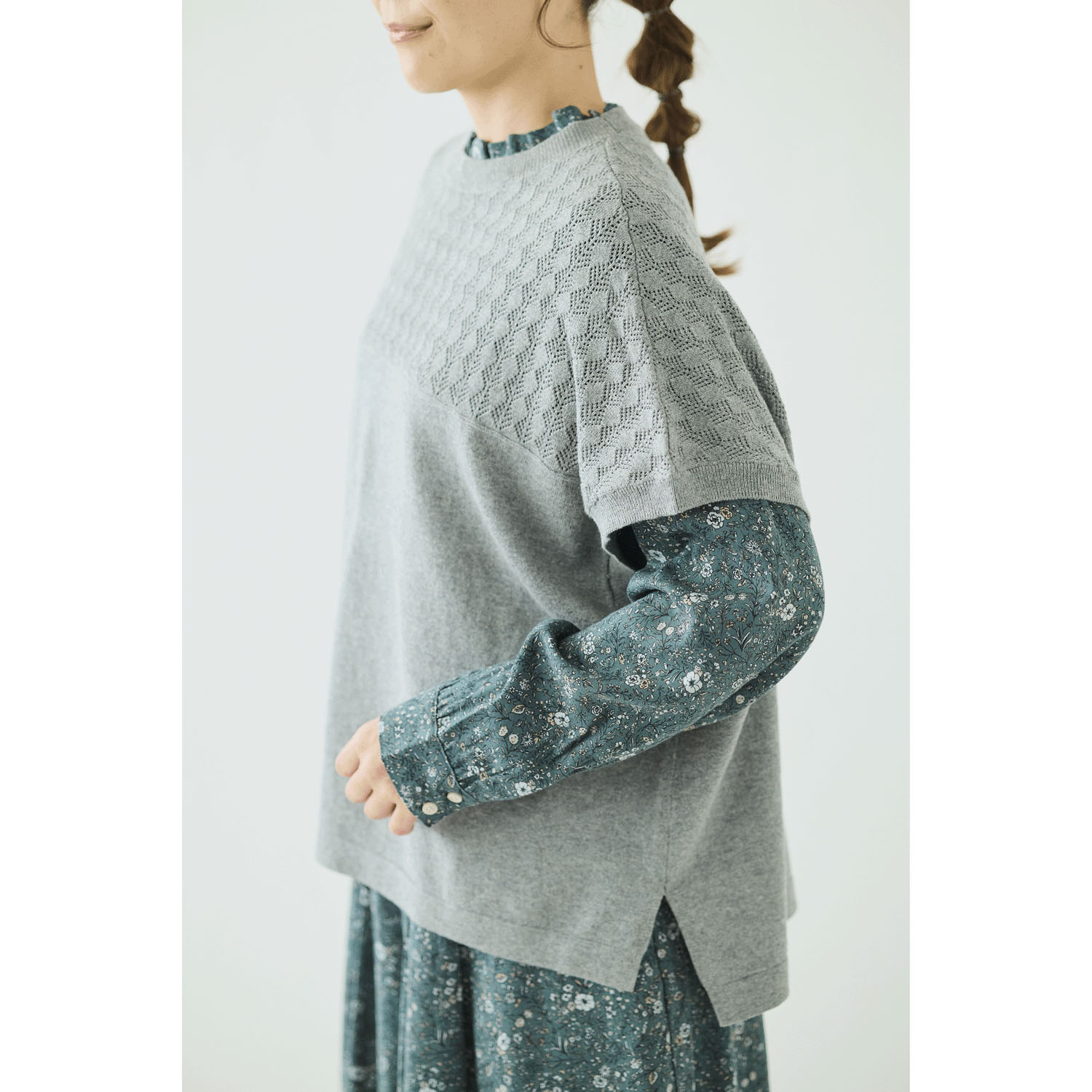 ノンノ コットンナイロン無地×リーフ柄 ニットベスト - 画像1