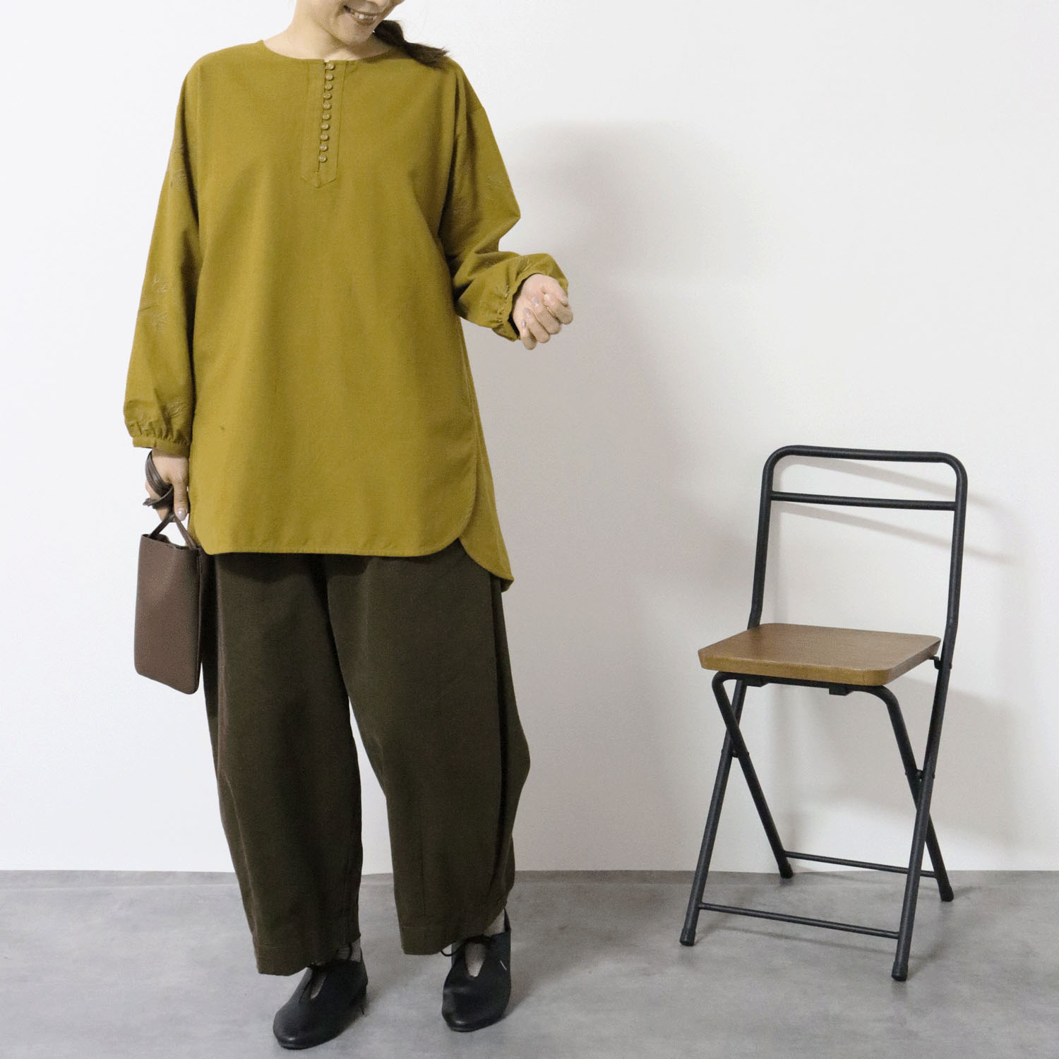 cloudnine ノンノ  先染コットンフランネル無地 裾前後差つき 袖刺繍チュニック - 画像3