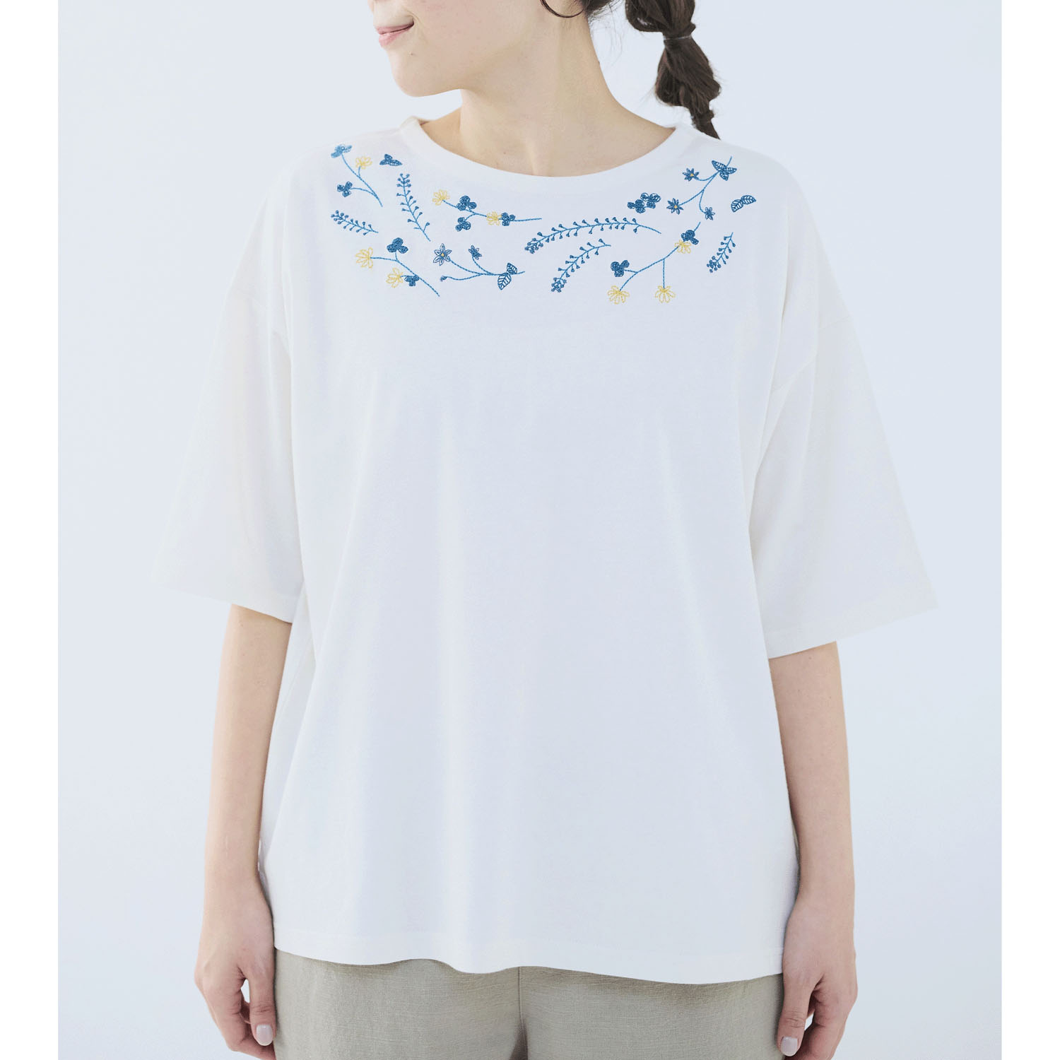 ノンノ カットソー コットン天竺無地＋花柄刺繍 - 画像1