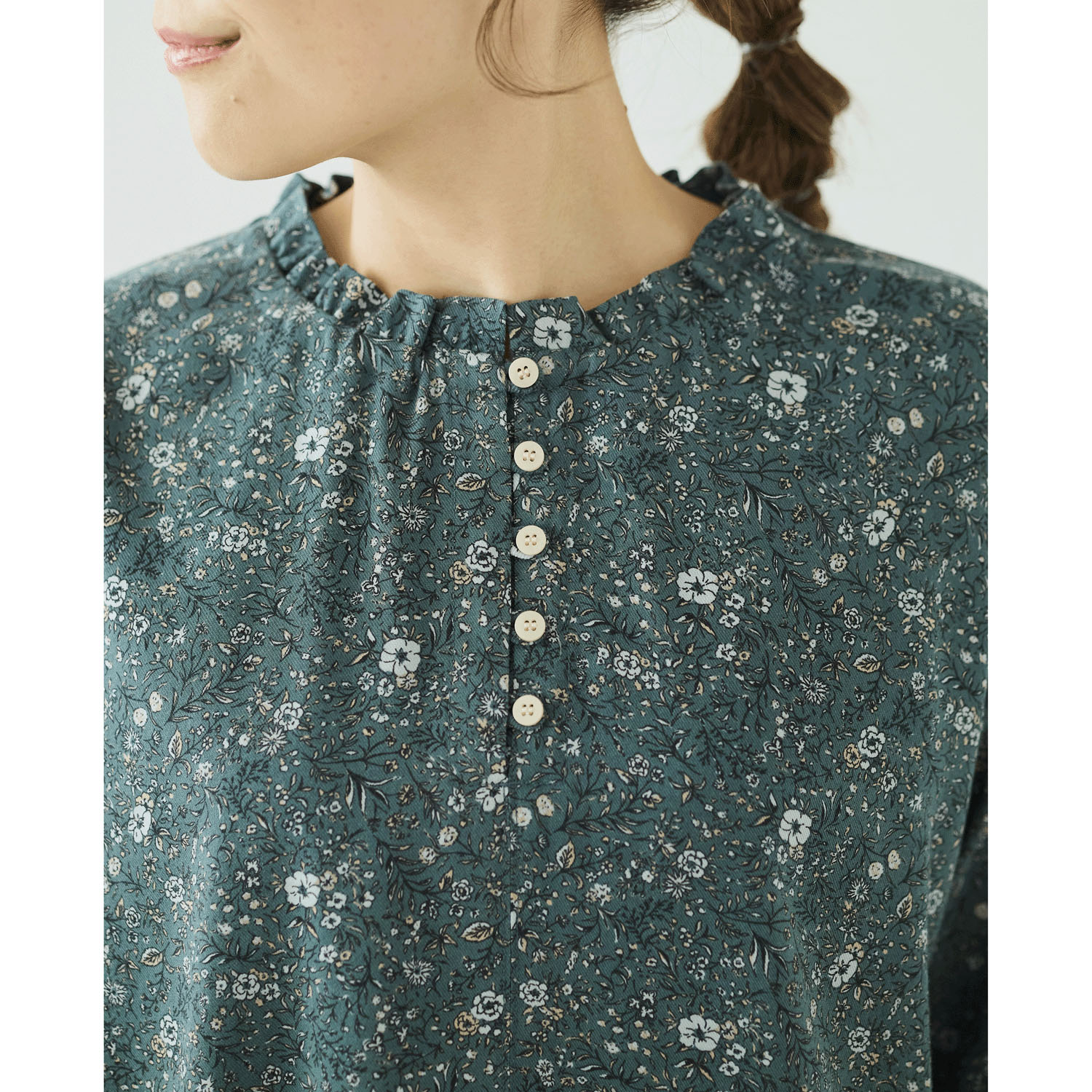 ノンノ フリルネックギャザー入りブラウス - 画像2