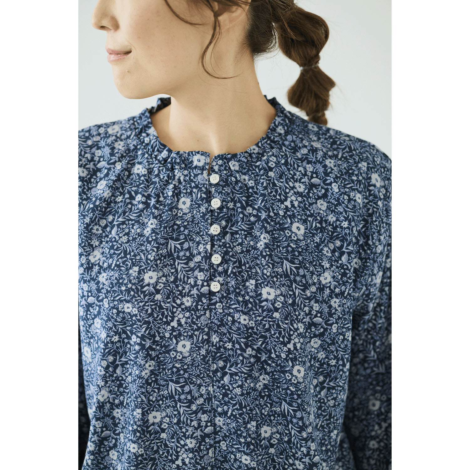 ノンノ フリルネックギャザー入りブラウス - 画像14