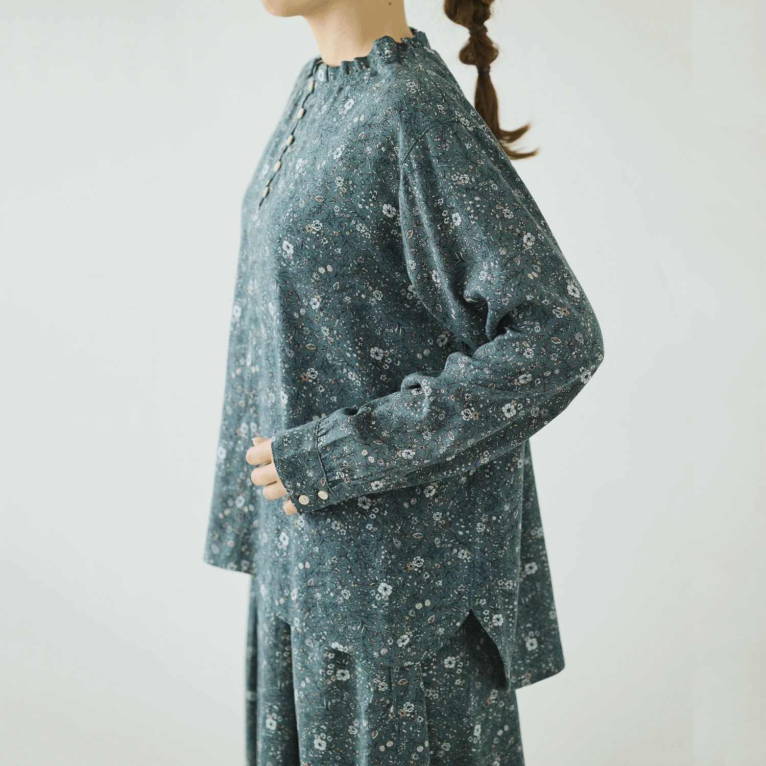 ノンノ フリルネックギャザー入りブラウス - 画像3