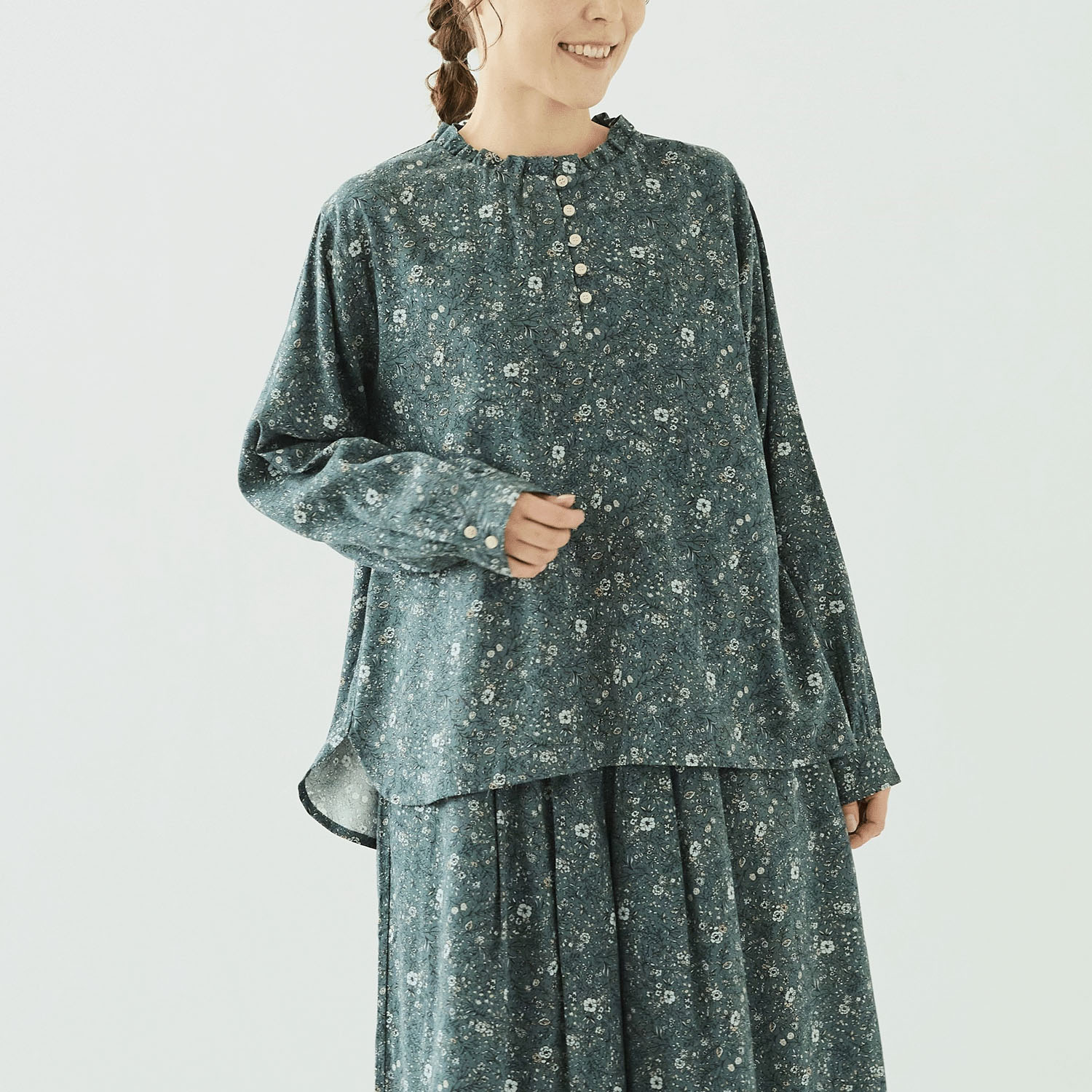 ノンノ フリルネックギャザー入りブラウス