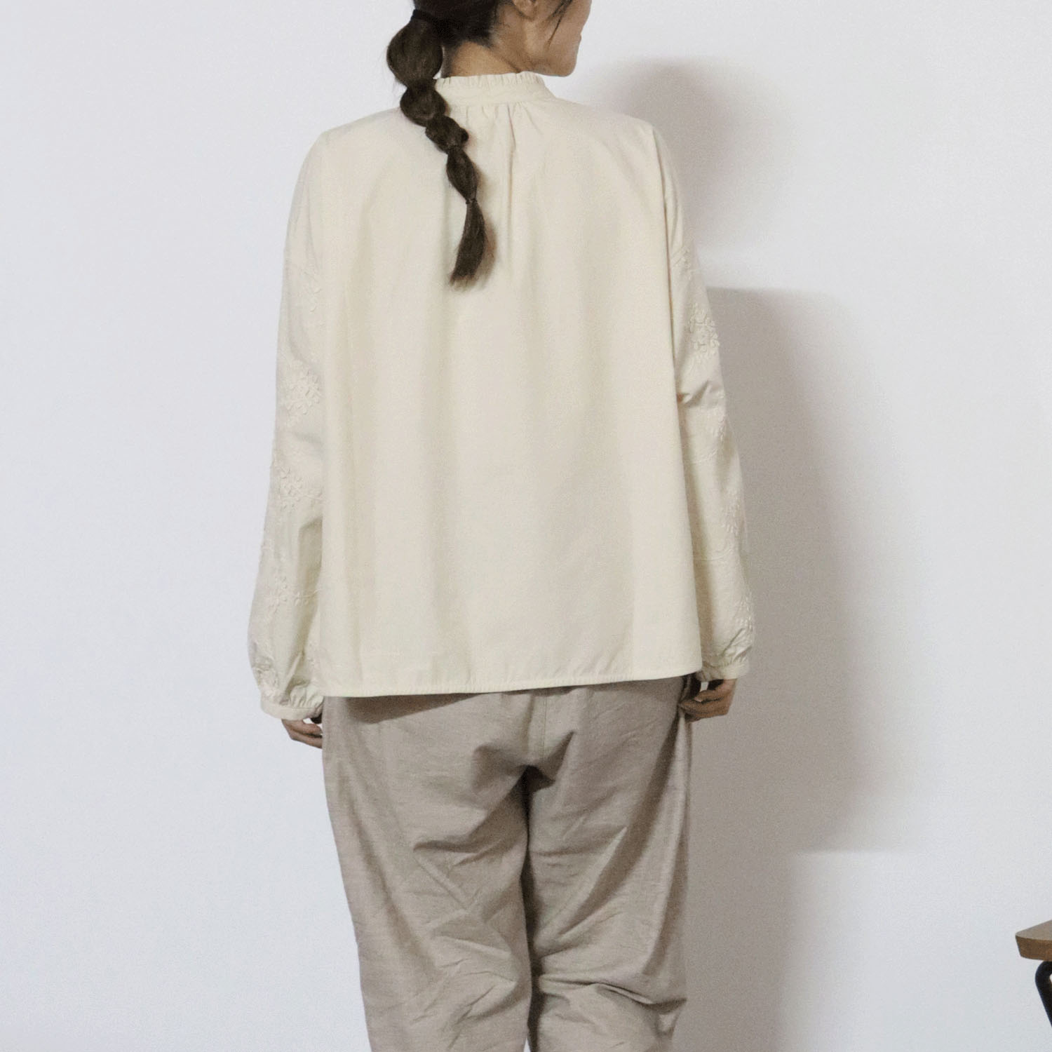 cloudnine ノンノ 襟フリル付き刺繍入りブラウス - 画像7