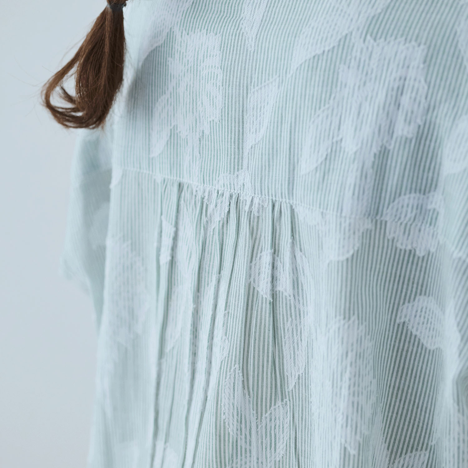 cloudnine 花柄ジャカードが映える コットンストライプブラウス - 画像13