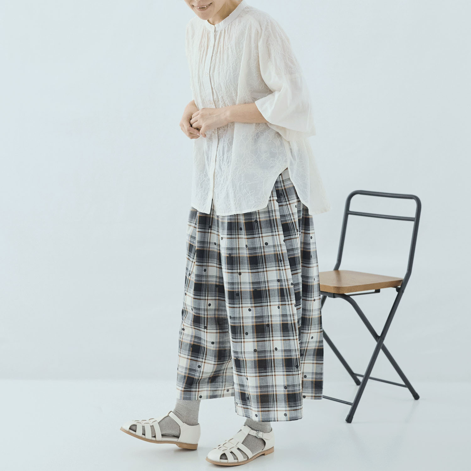 cloudnine 綿ボイルシフリー刺繍入り5分袖バルーン前あきブラウス - 画像3