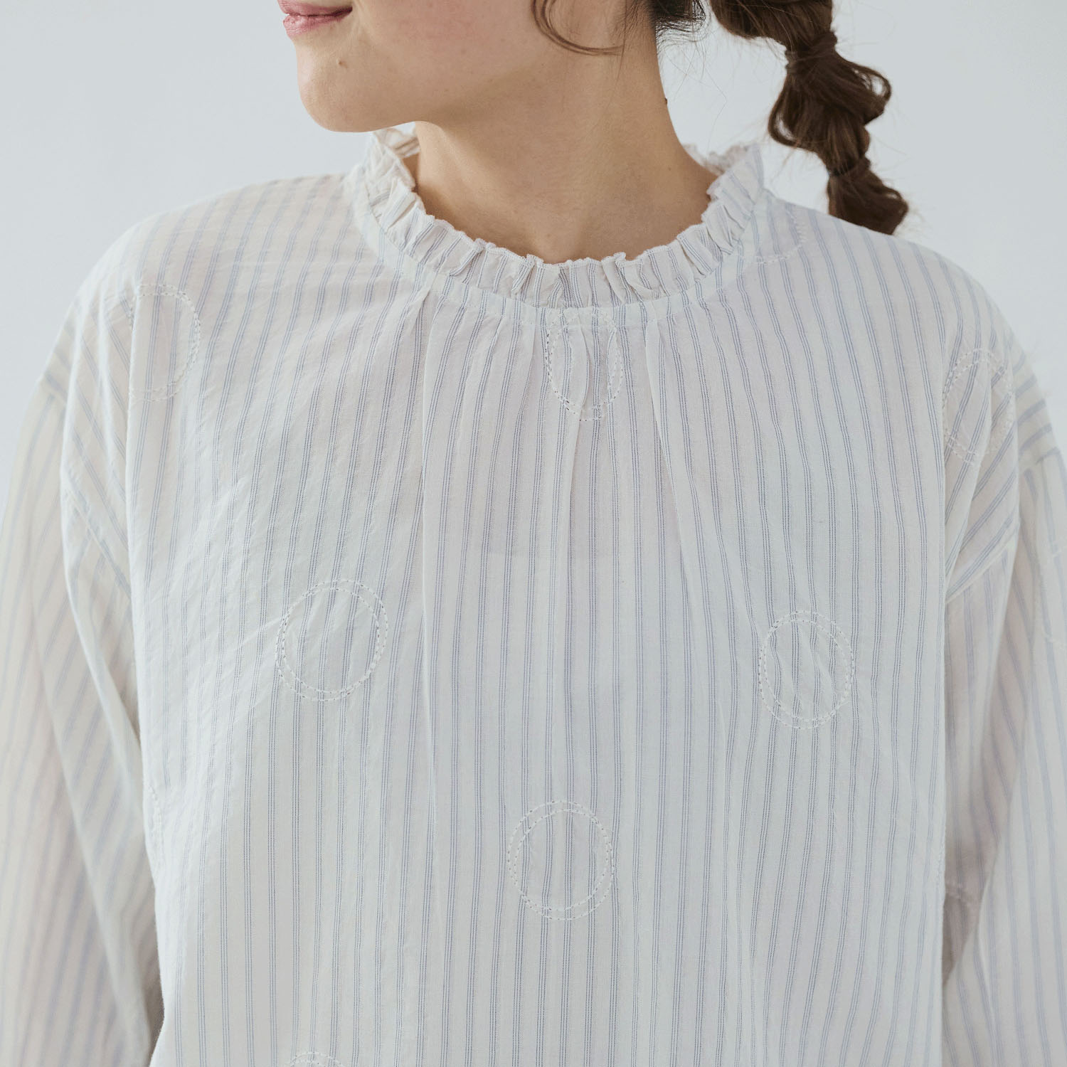 cloudnine サークル刺繍が映える コットンブラウス - 画像6