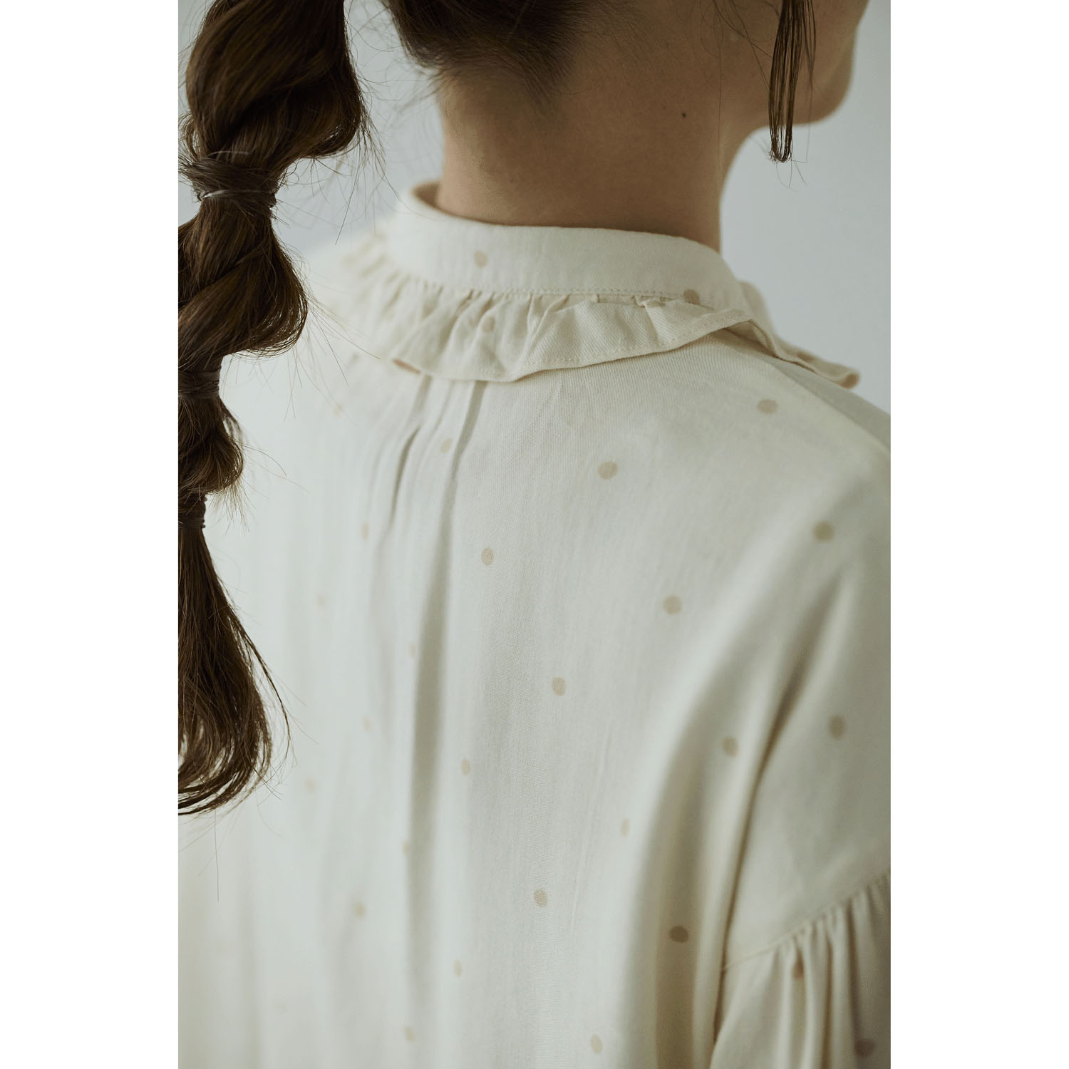 cloudnine ノンノ 表起毛 綿レーヨン ドット柄ptフリル襟付きネックギャザーブラウス - 画像5