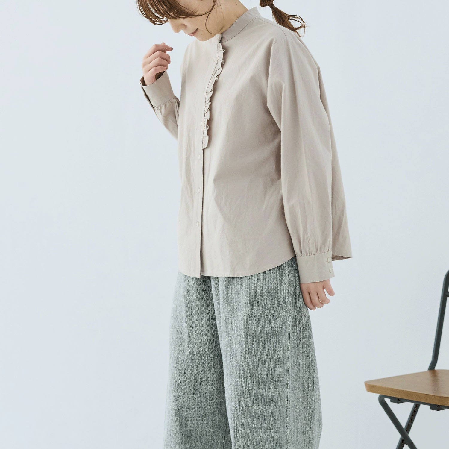 cloudnine ノンノ 綿麻布帛無地／チェック柄スタンドカラー前立てフリルブラウス - 画像2