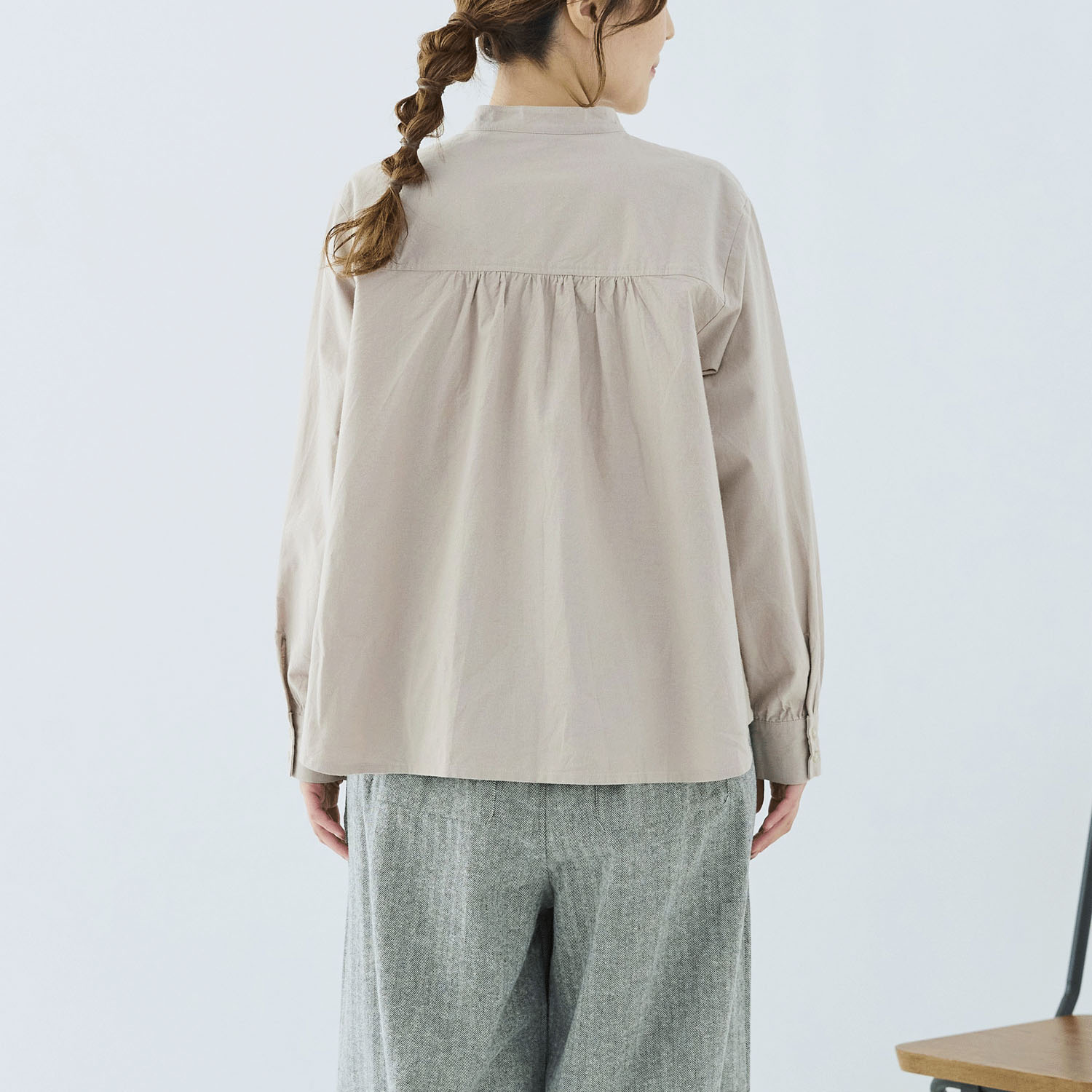 cloudnine ノンノ 綿麻布帛無地／チェック柄スタンドカラー前立てフリルブラウス - 画像3