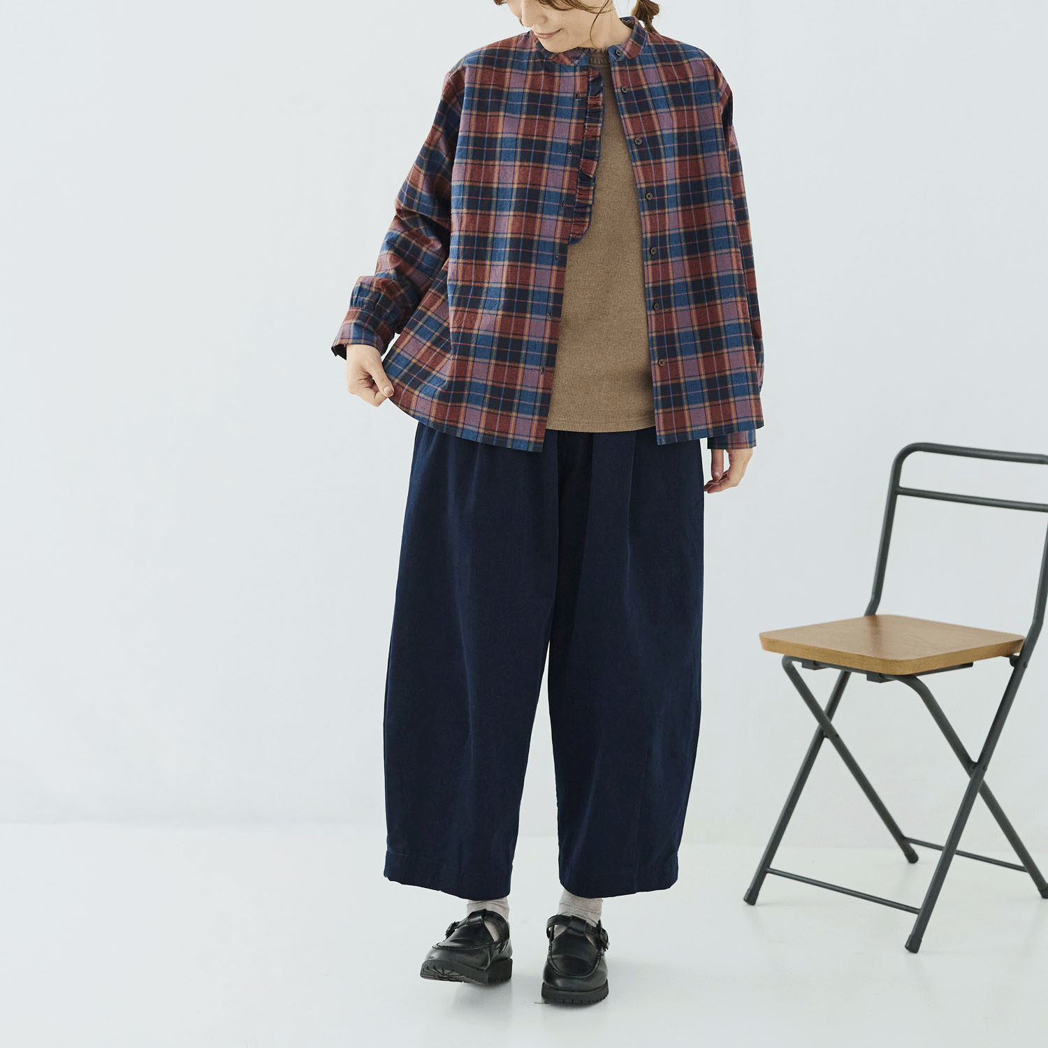 cloudnine ノンノ 綿麻布帛無地／チェック柄スタンドカラー前立てフリルブラウス - 画像7