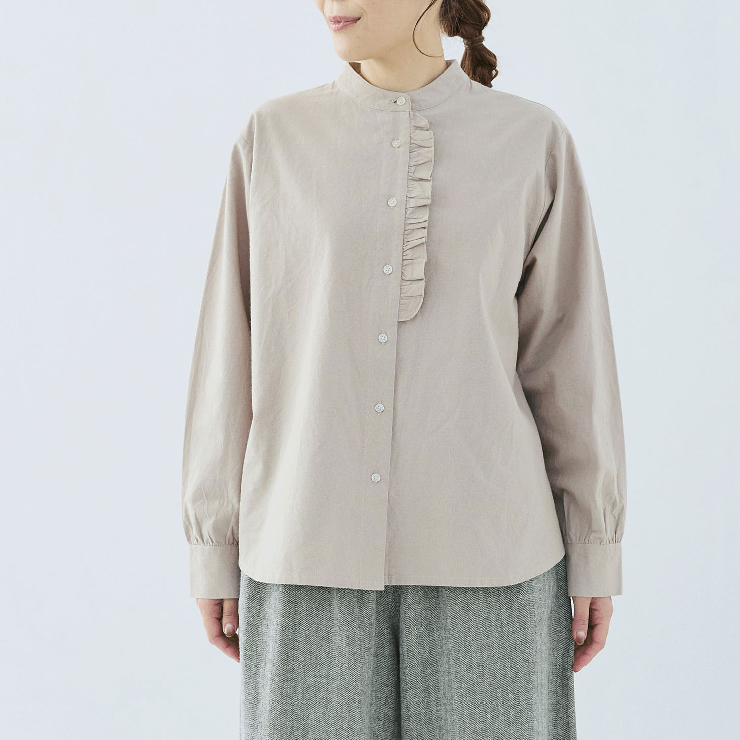 cloudnine ノンノ 綿麻布帛無地／チェック柄スタンドカラー前立てフリルブラウス - 画像1