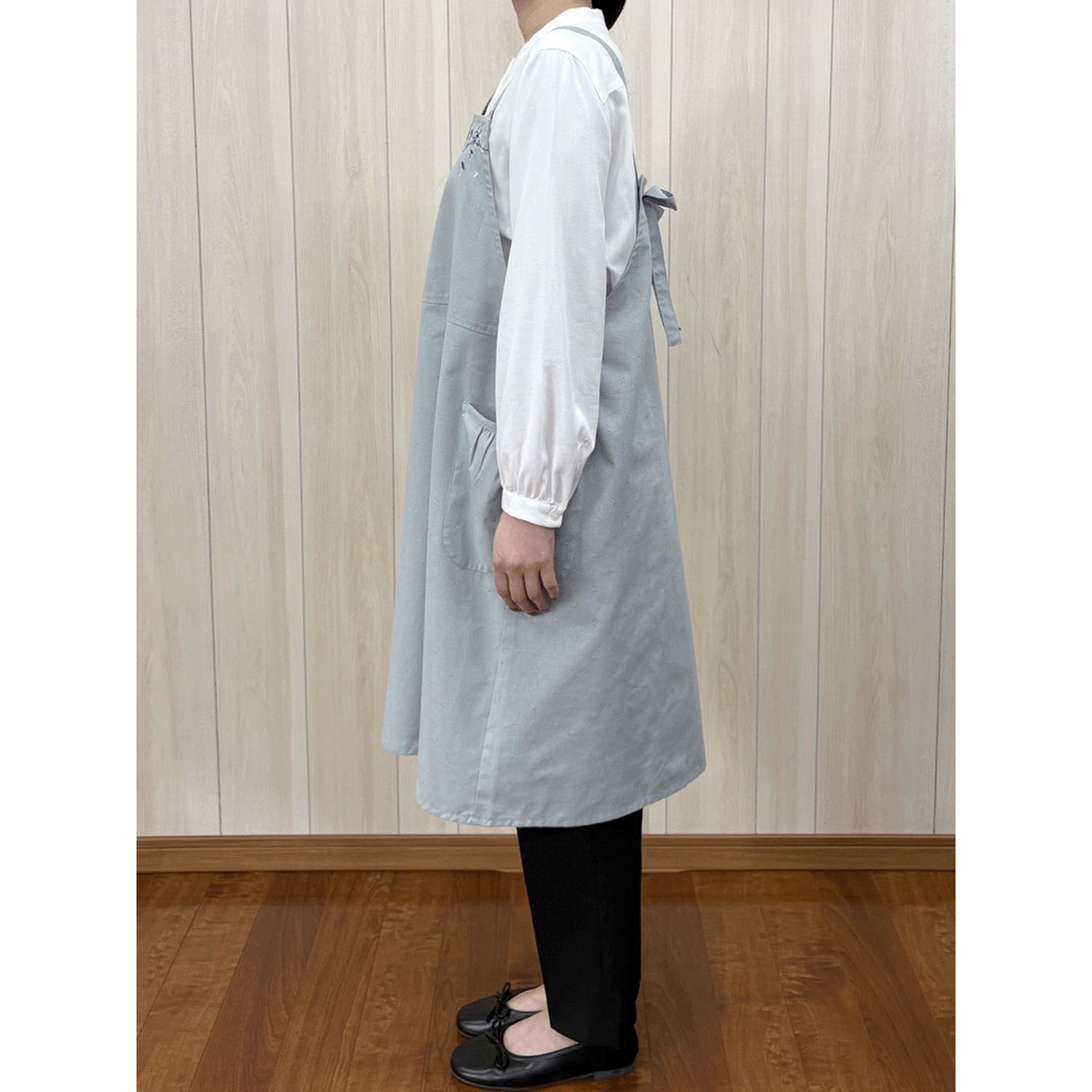 ECRU 胸元刺繍バックリボンエプロン - 画像3