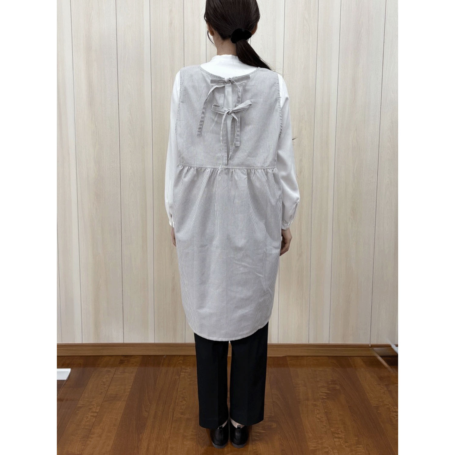 ECRU ポケット刺繍ギャザー入りエプロン - 画像4