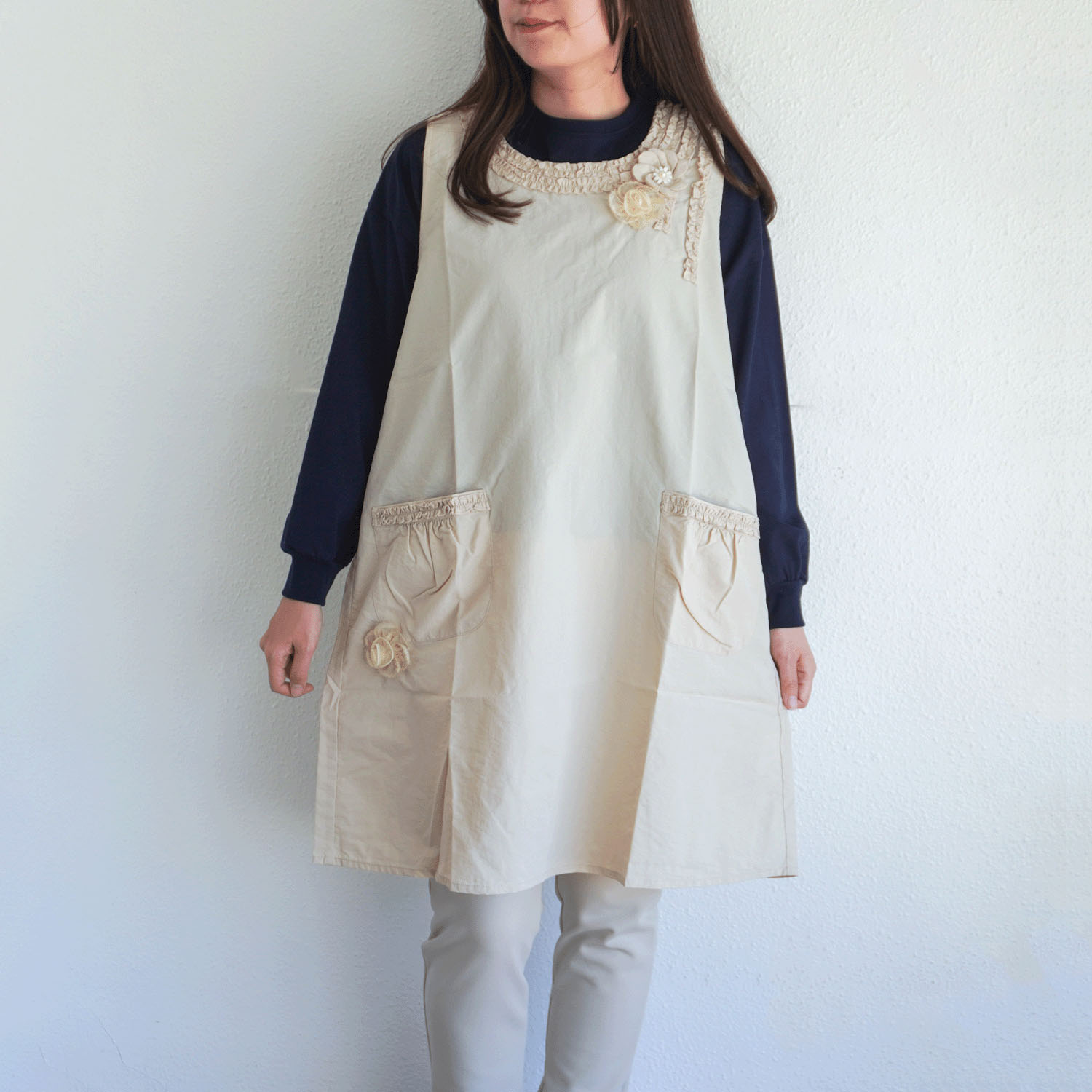 ナイロン花モチーフパール付き背ゴムエプロン