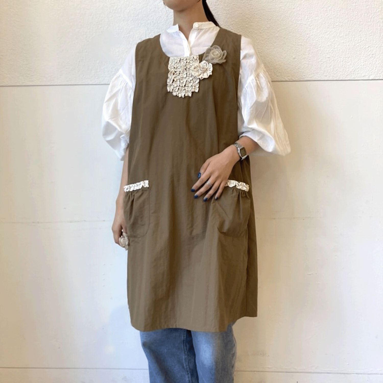 ナイロンフリル花モチーフ背あきエプロン - 画像2