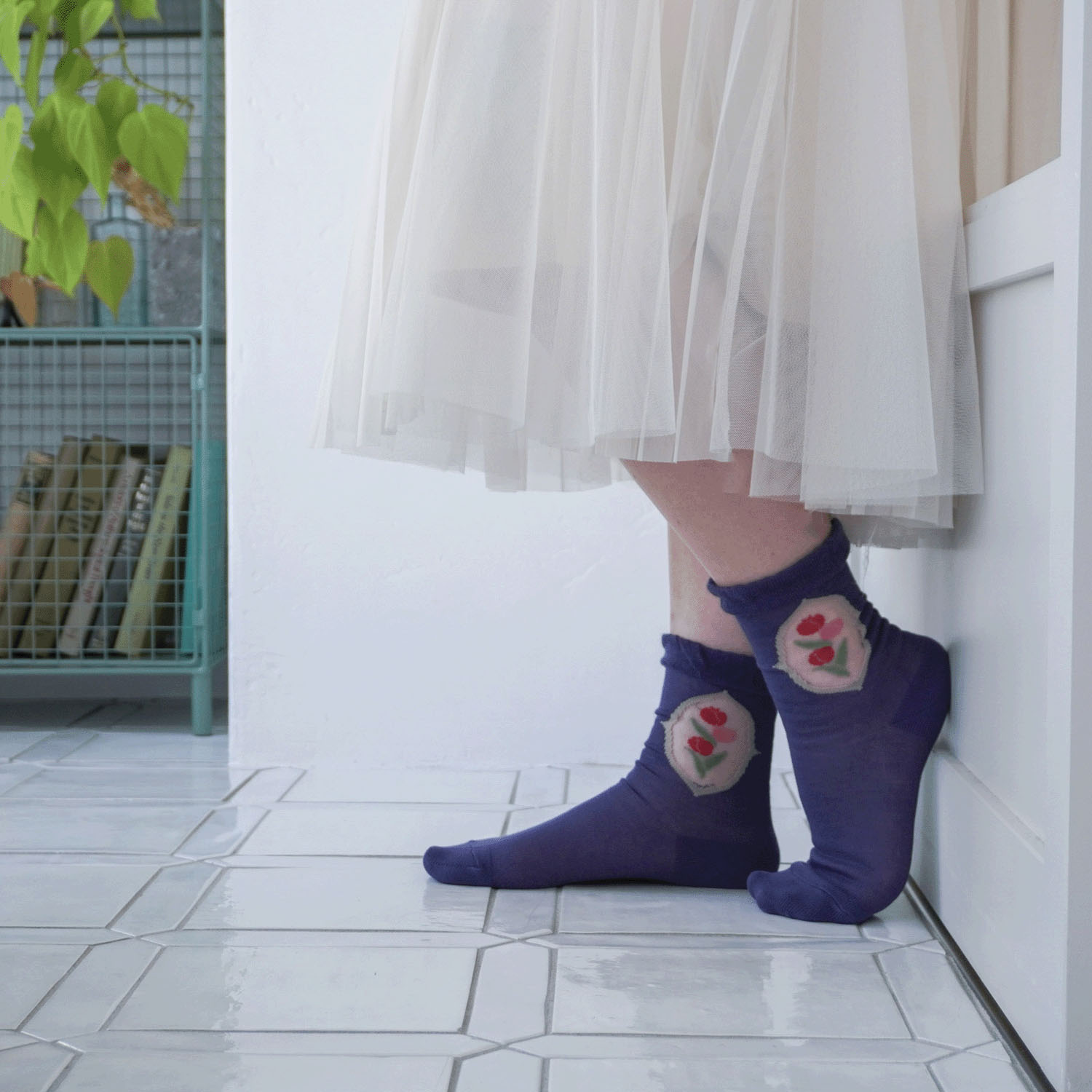 シースルーソックス 丈長  シルク混 くりぬき チューリップ柄 - 画像11