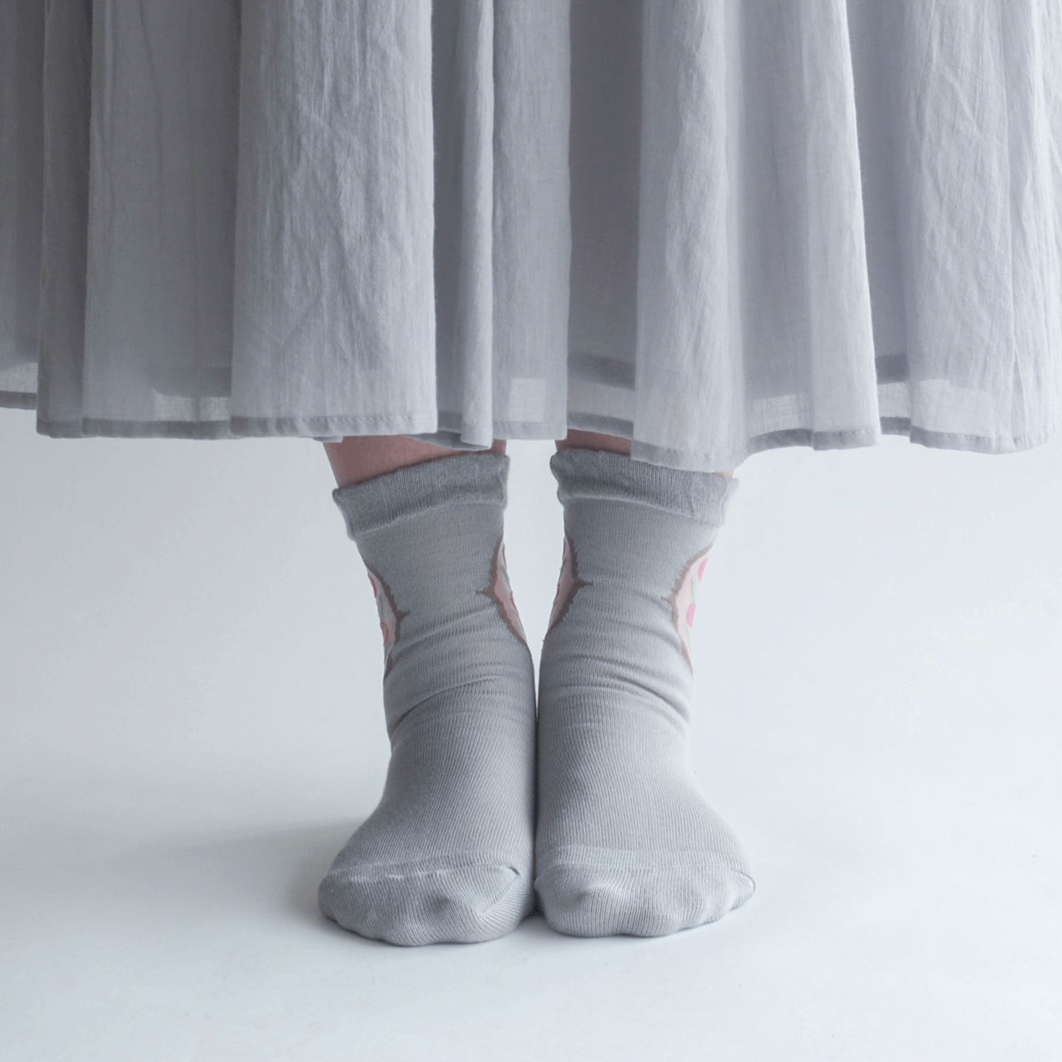 シースルーソックス 丈長  シルク混 くりぬき チューリップ柄 - 画像3