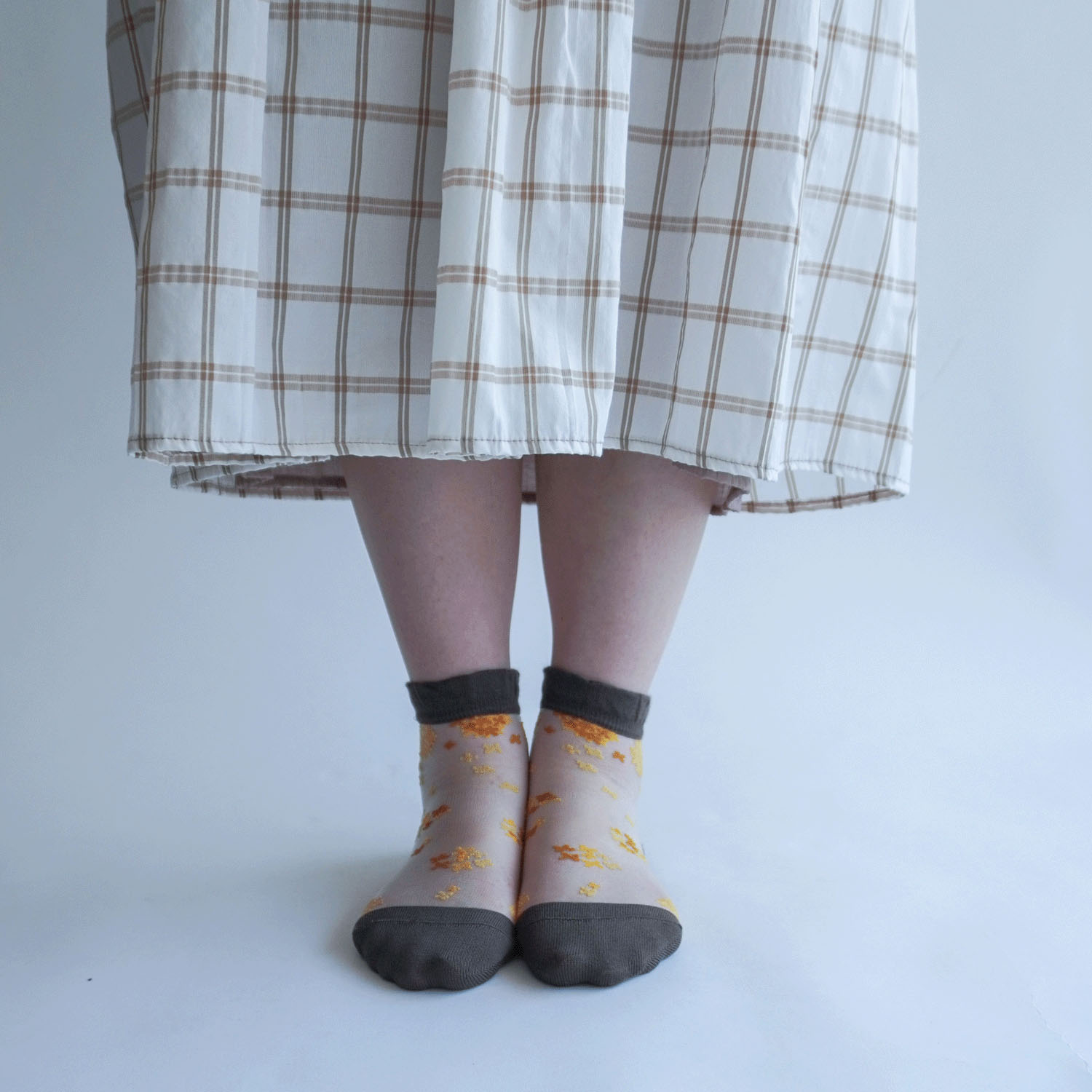 シースルーソックス クルー丈 シルク混 小花柄【在庫限り】 - 画像2